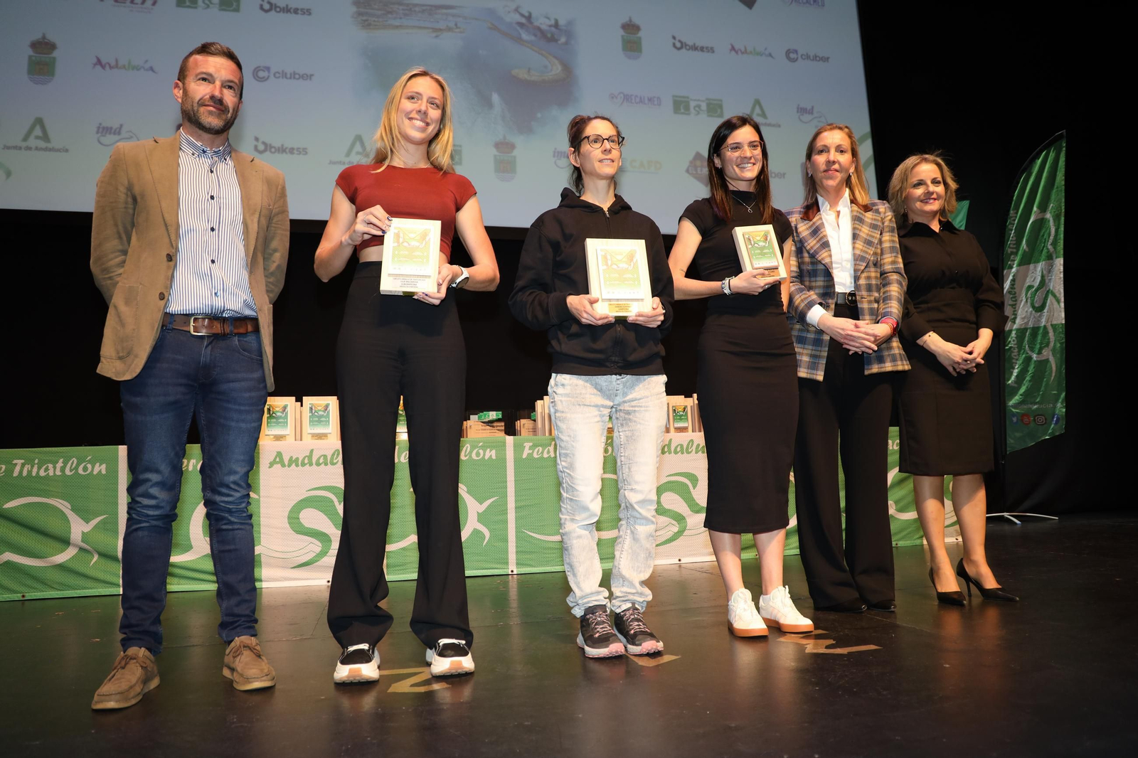 Un grupo de mujeres galardonadas recogen su premio sobre el escenario del Teatro Auditorio de El Ejido.