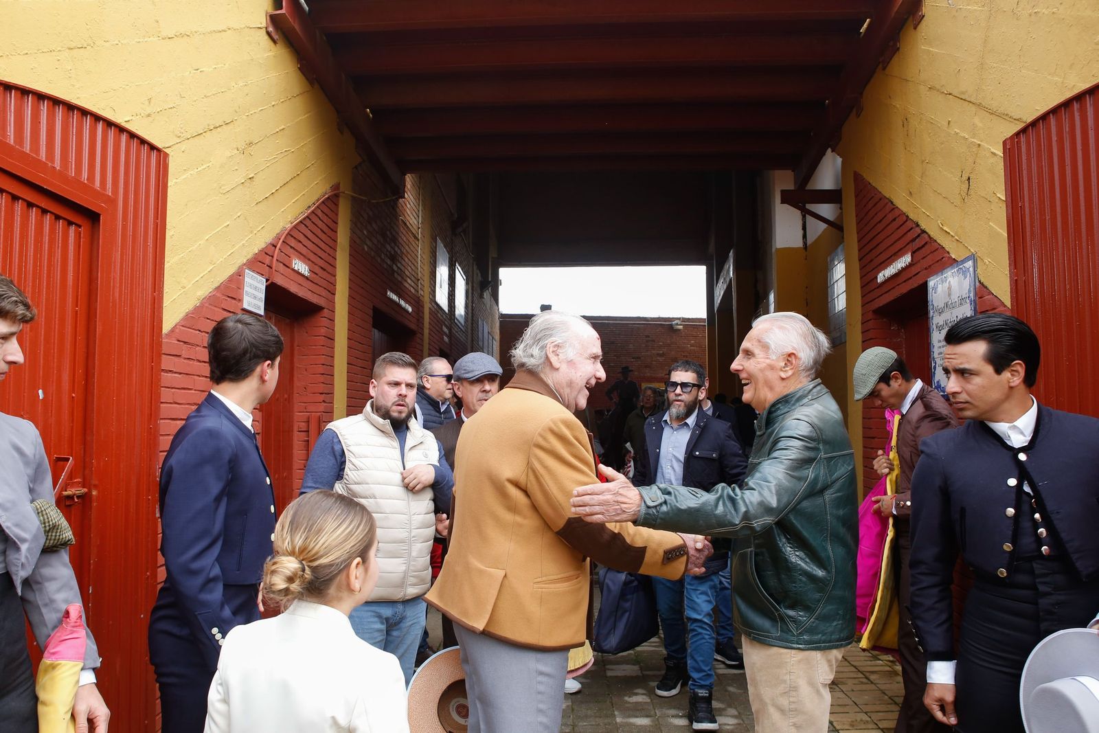 La clase magistral solidaria de Miguelete en la plaza de toros de Las Palomas de Algeciras, en imágenes