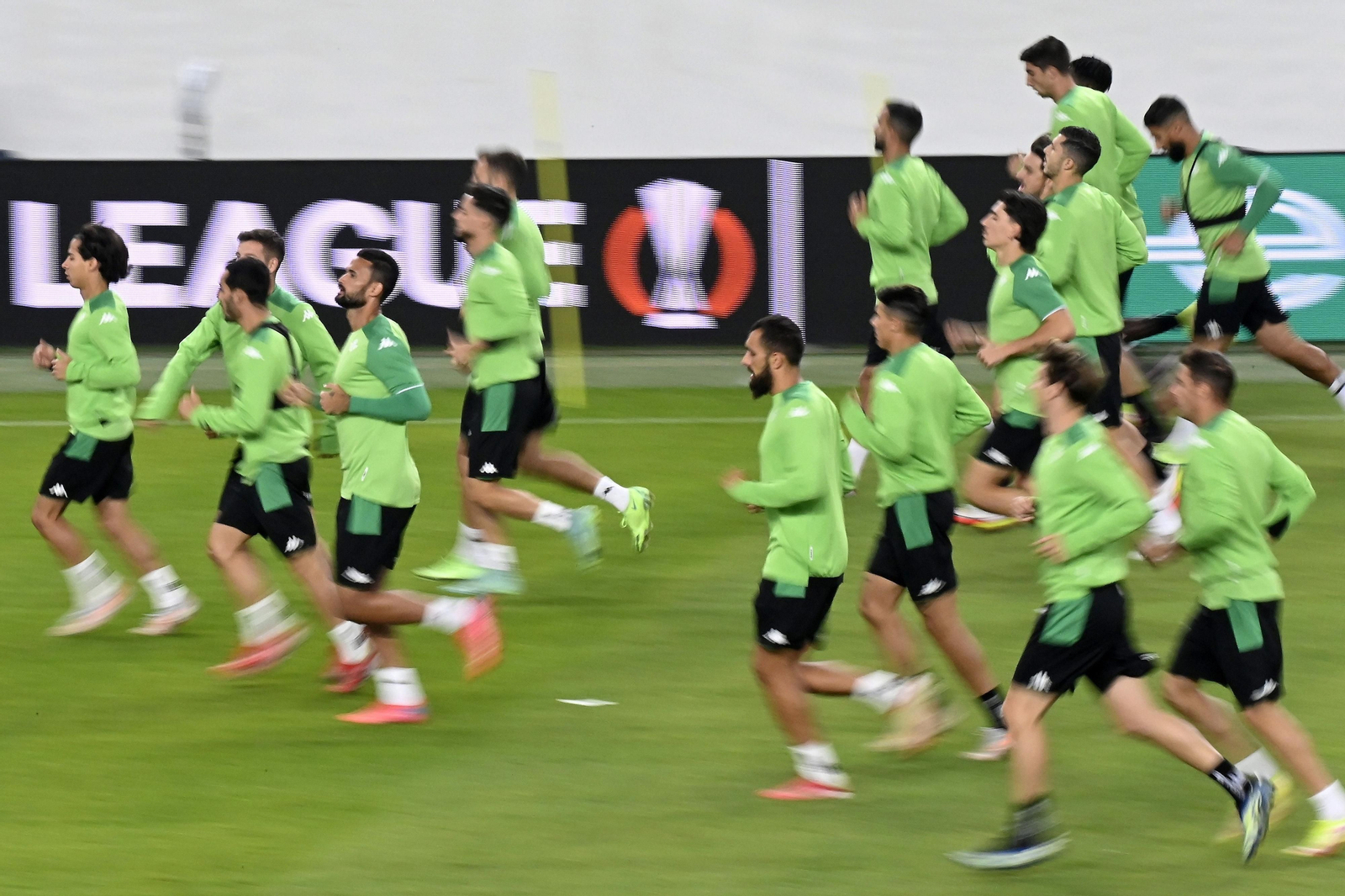 El Betis, en pleno entrenamiento en el Groupama Arena de Budapest.