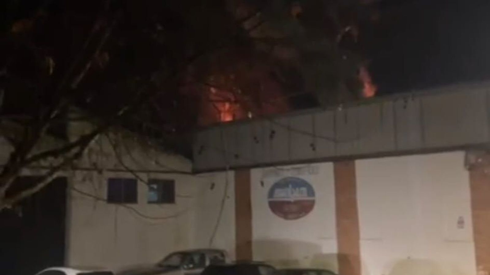 Las llamas del incendio sobrepasando la nave industrial donde se ha originado.