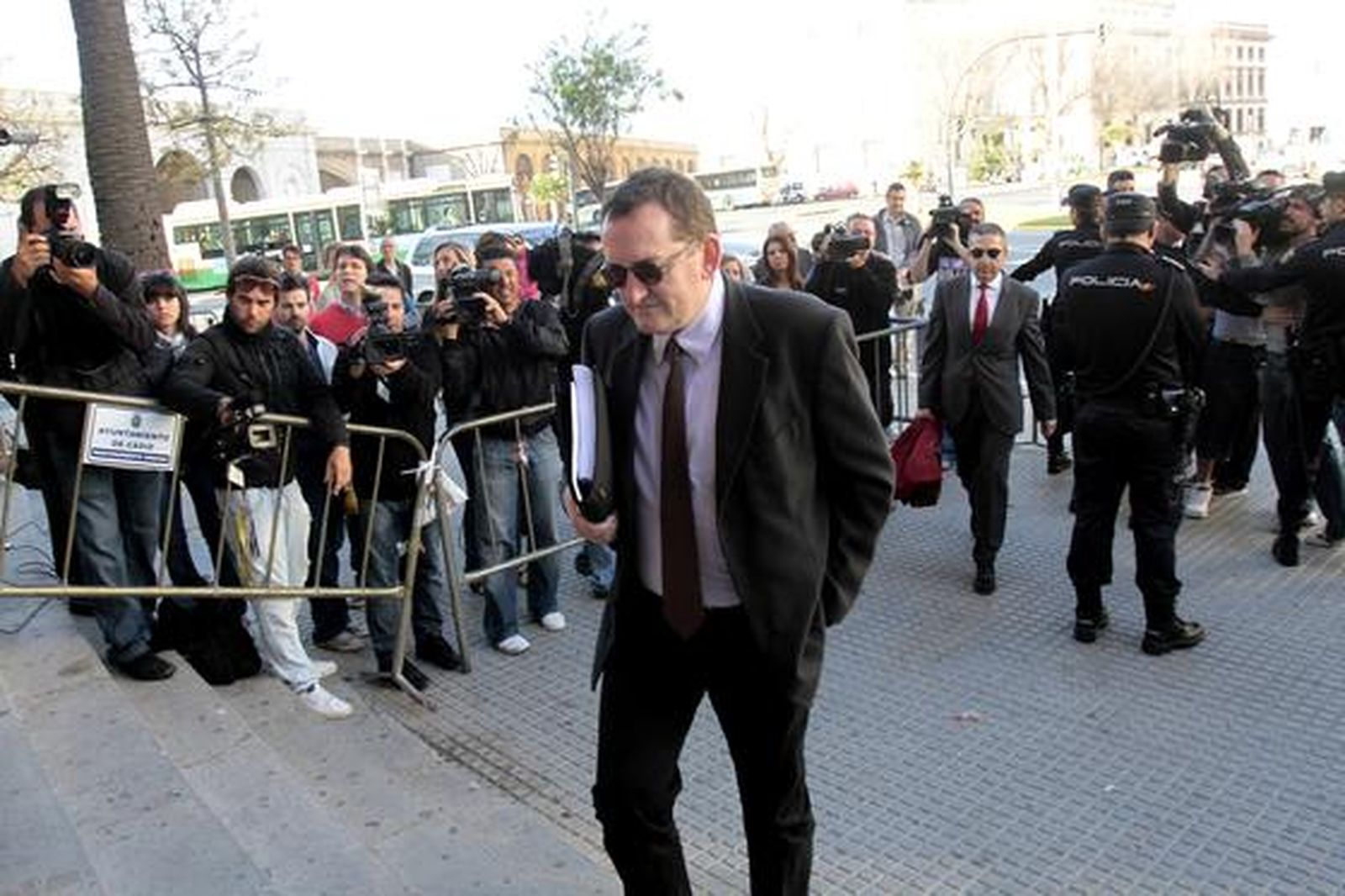Prensa del corazón y curiosos aguardan en la puerta de la audiencia a los acusados en el segundo día del juicio por la ´Operación Karlos´. 

Foto: Lourdes de Vicente