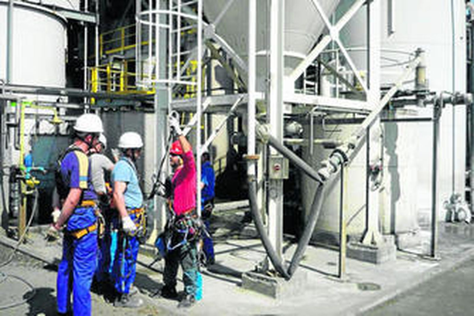 Trabajadores de la mina de Aguablanca, en un curso de seguridad laboral.