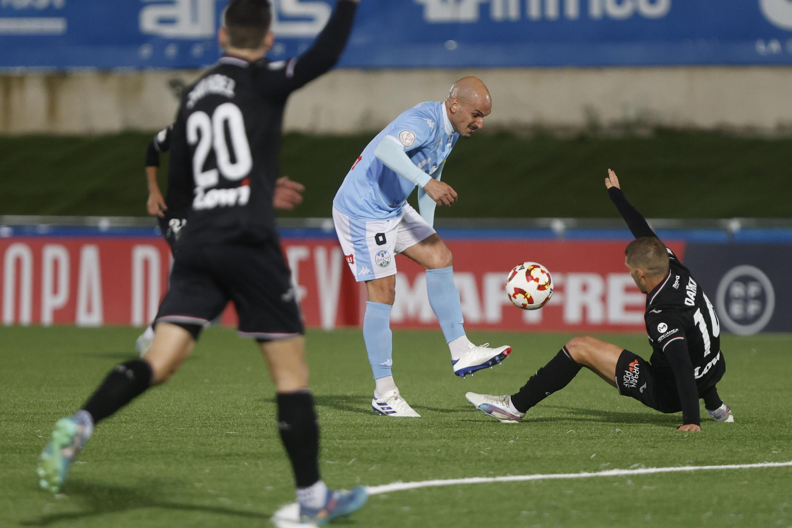 Javi Hervás golpea el balón ante la presencia de Brasanac. Javi Hervás golpea el balón ante la presencia de Brasanac.