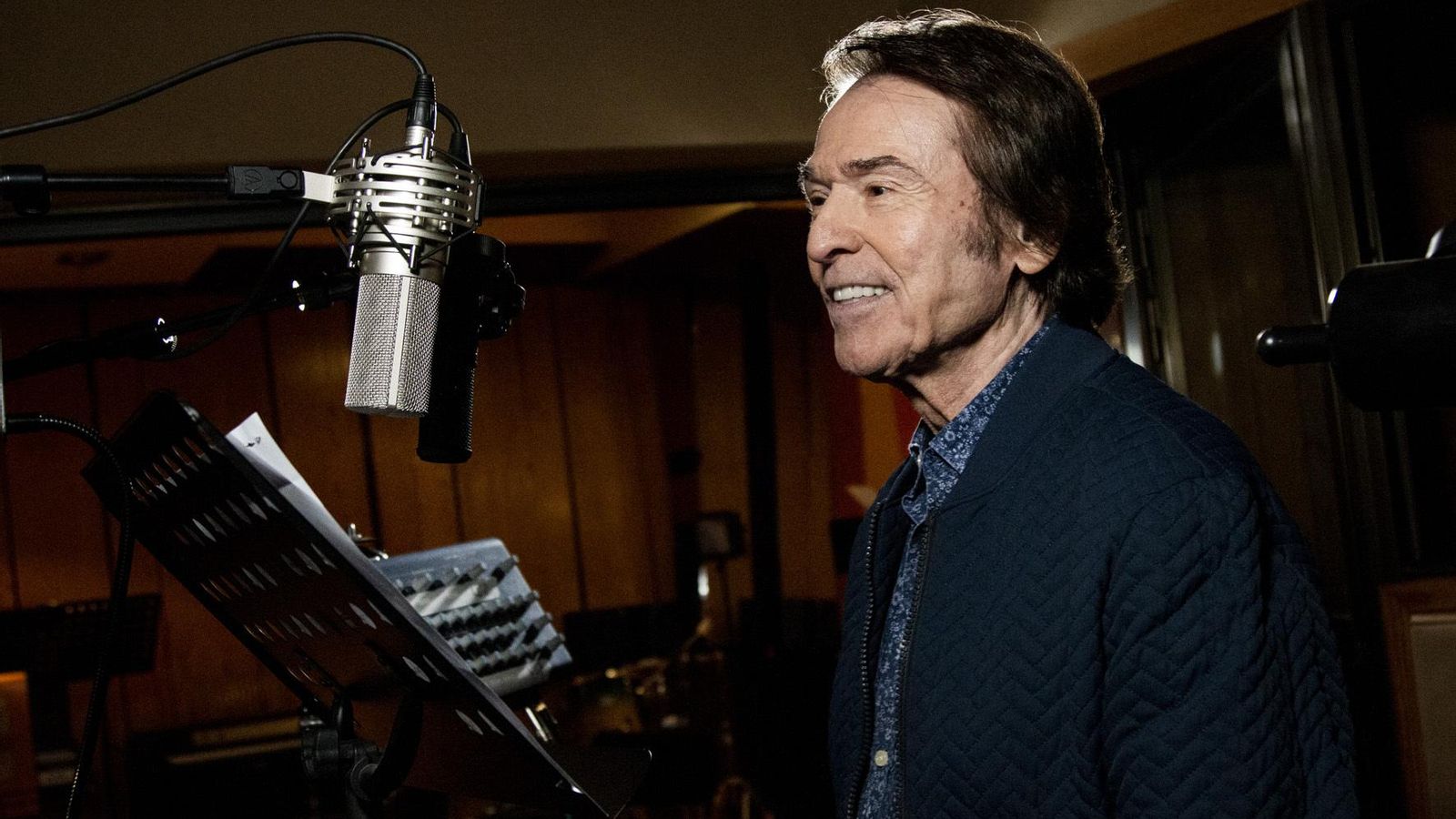 Raphael, grabando la nueva sintonía de la veterana serie. Raphael, grabando la nueva sintonía de la veterana serie.