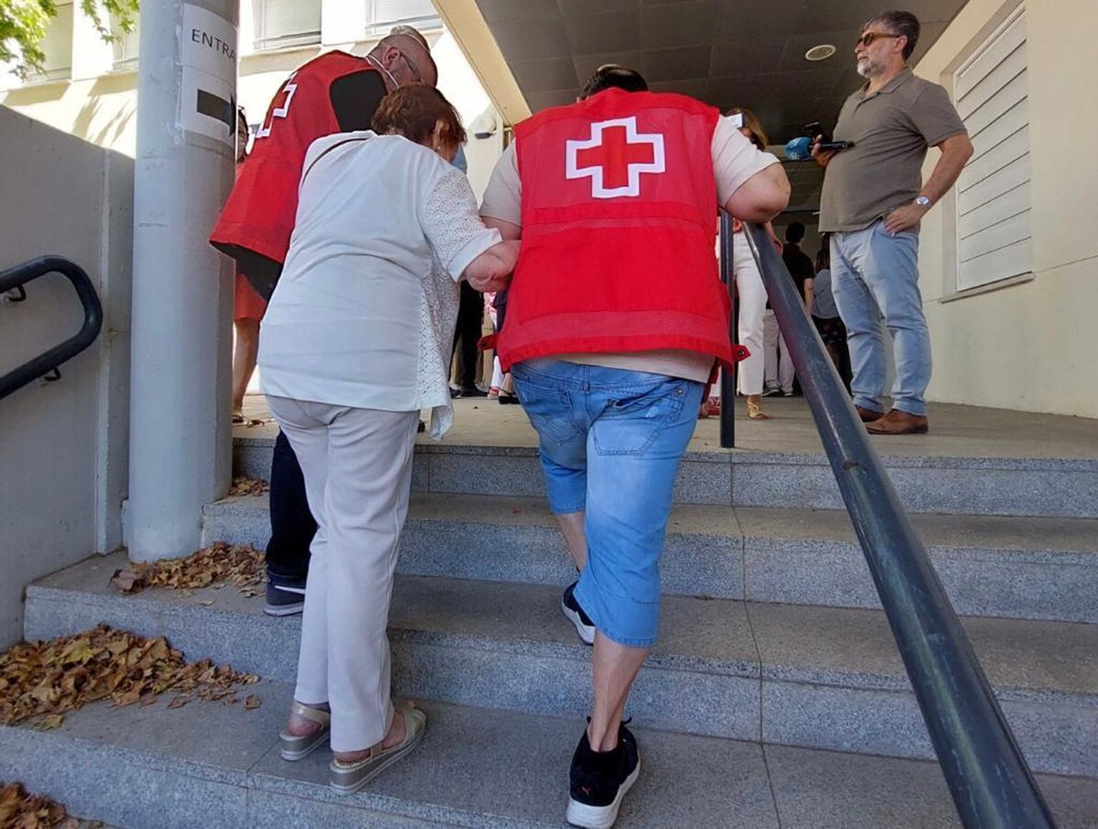 Voluntarios de Cruz Roja ayudan a una mujer en las pasadas elecciones.