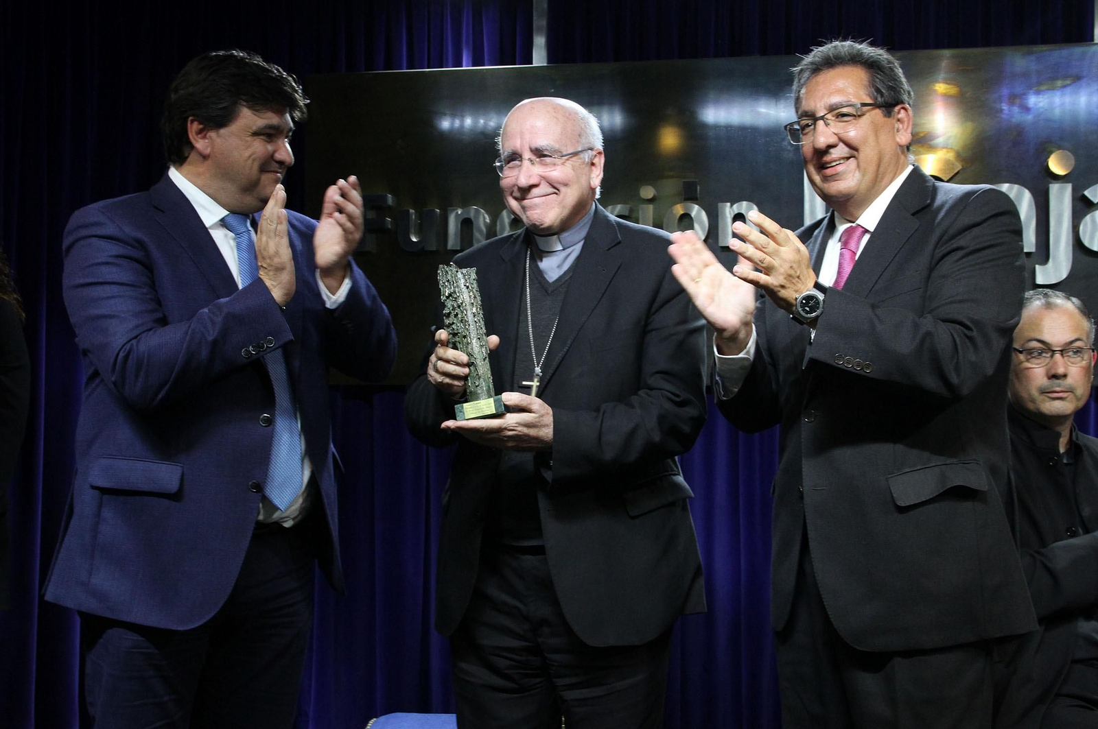 El obispo José Vilaplana tras recibir el premio, acompañado por Gabriel Cruz y Antonio Pulido.