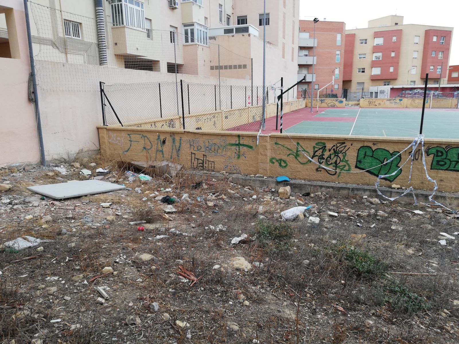 Basura acumulada alrededor del Hospital Torrecárdenas