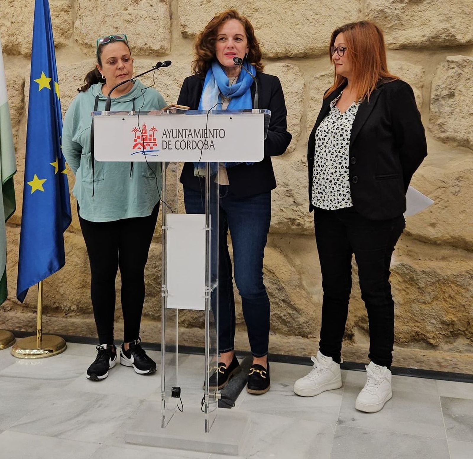 Isabel Bernal, en el centro, durante la rueda de prensa ofrecida en el Ayuntamiento de Córdoba.