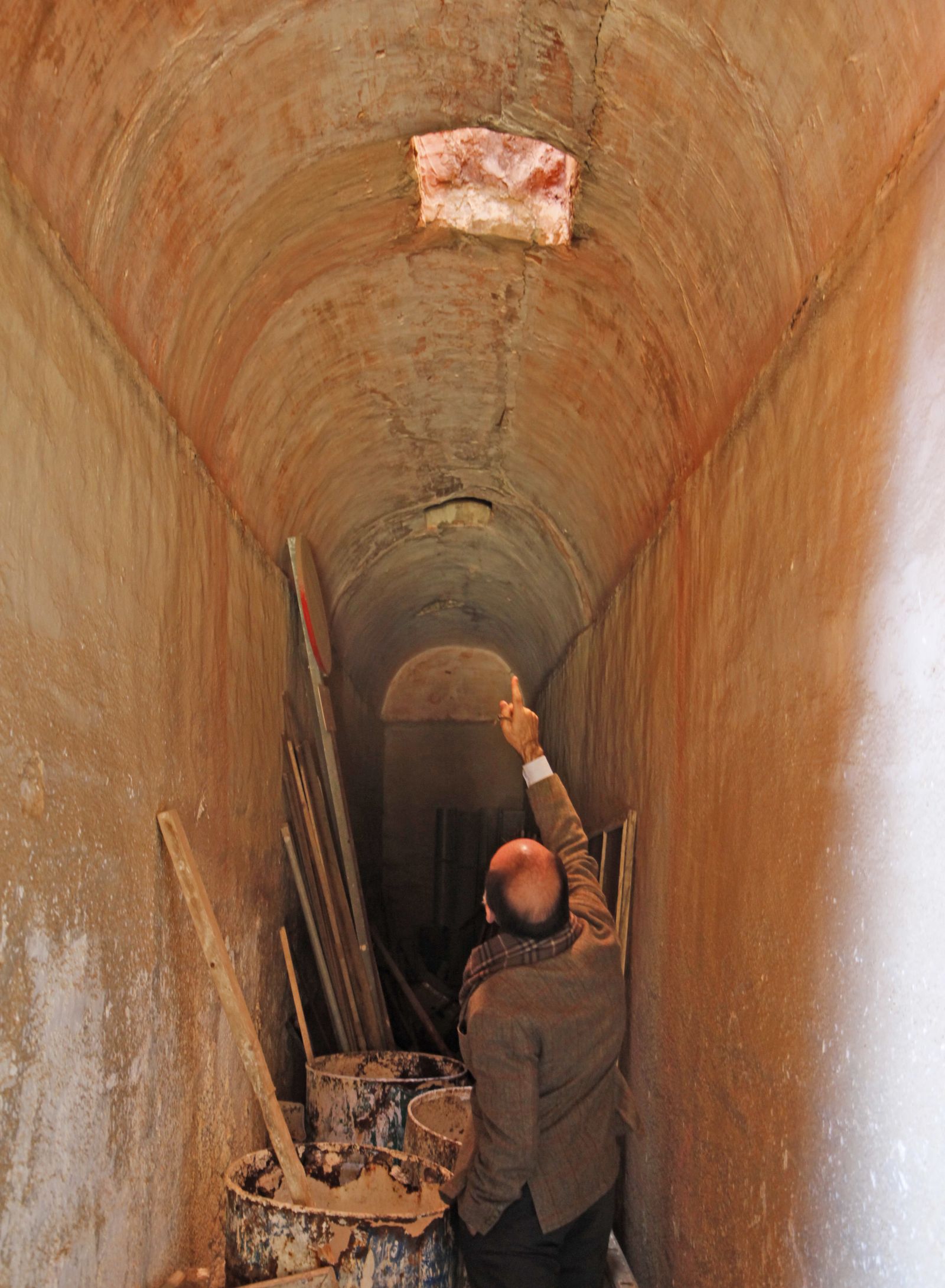 La apertura de un hueco en la bóveda del túnel marca la separación entre la Casa de Pilatos y el monasterio de San Leandro