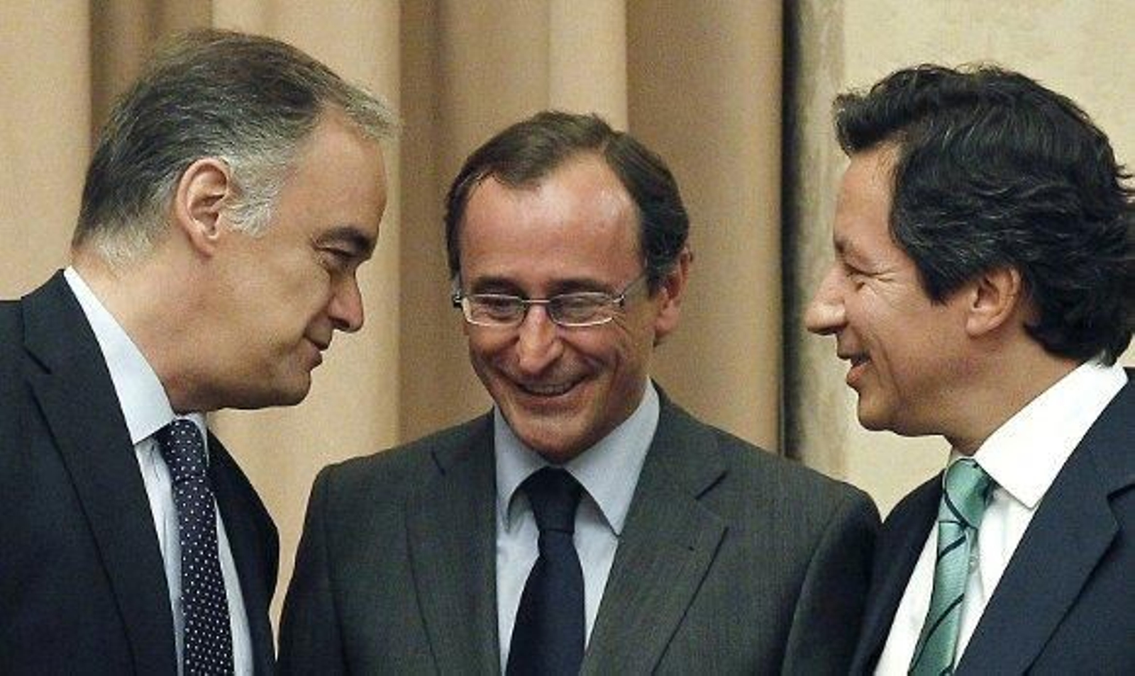 El PP acusa a la oposición de ejercer de "abogados" de un "delincuente" como Bárcenas