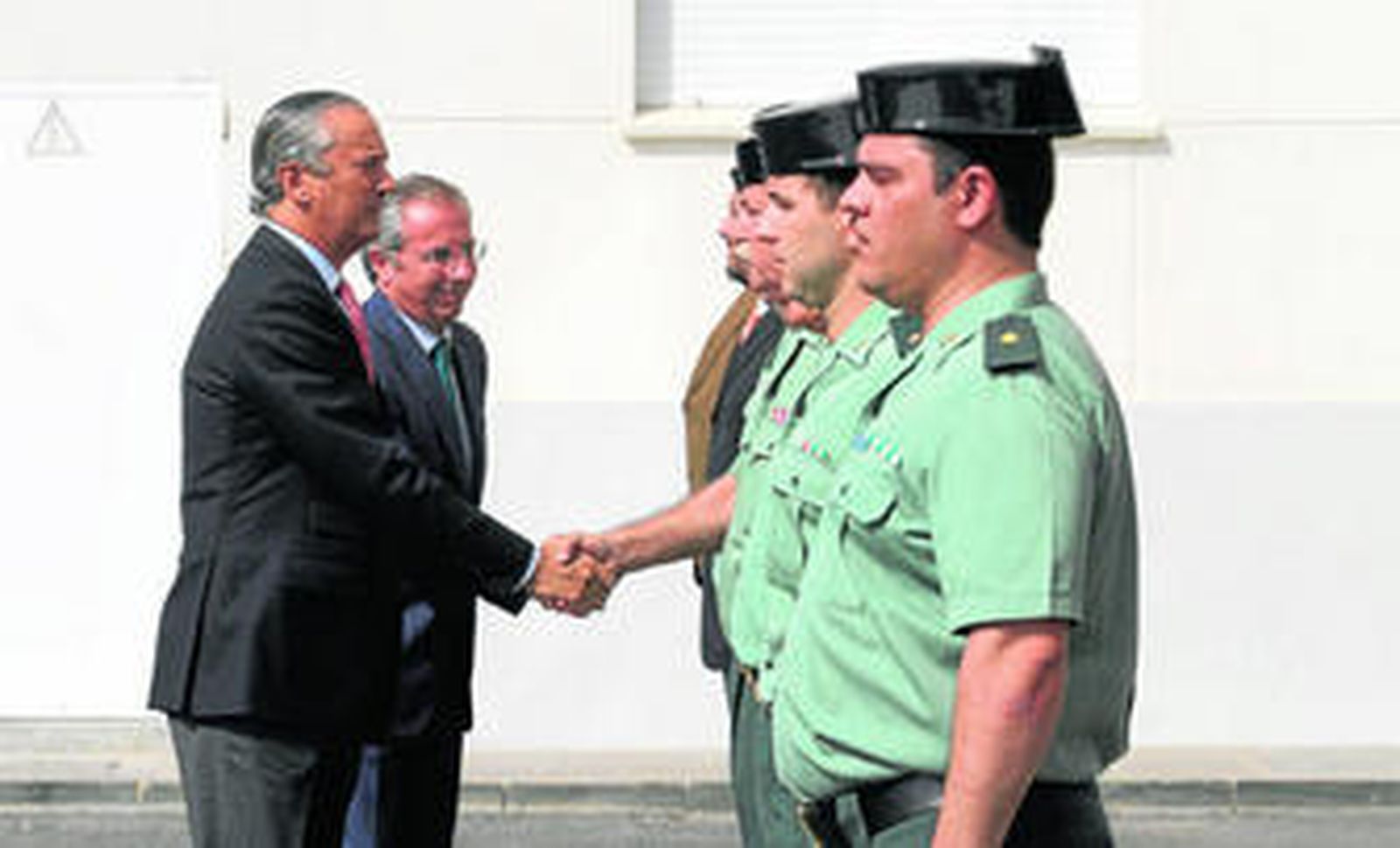 Arsenio Fernández de Mesa, acompañado de Javier de Torre, saluda a varios guardias civiles en Alageciras.