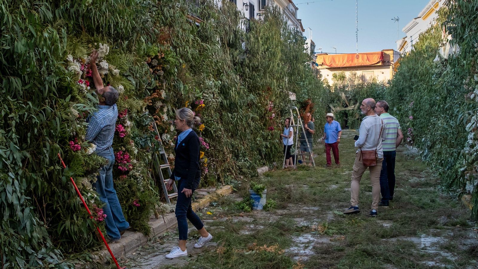 Los vecinos de Hinojos decoran las calles del pueblo para festejar el Corpus.