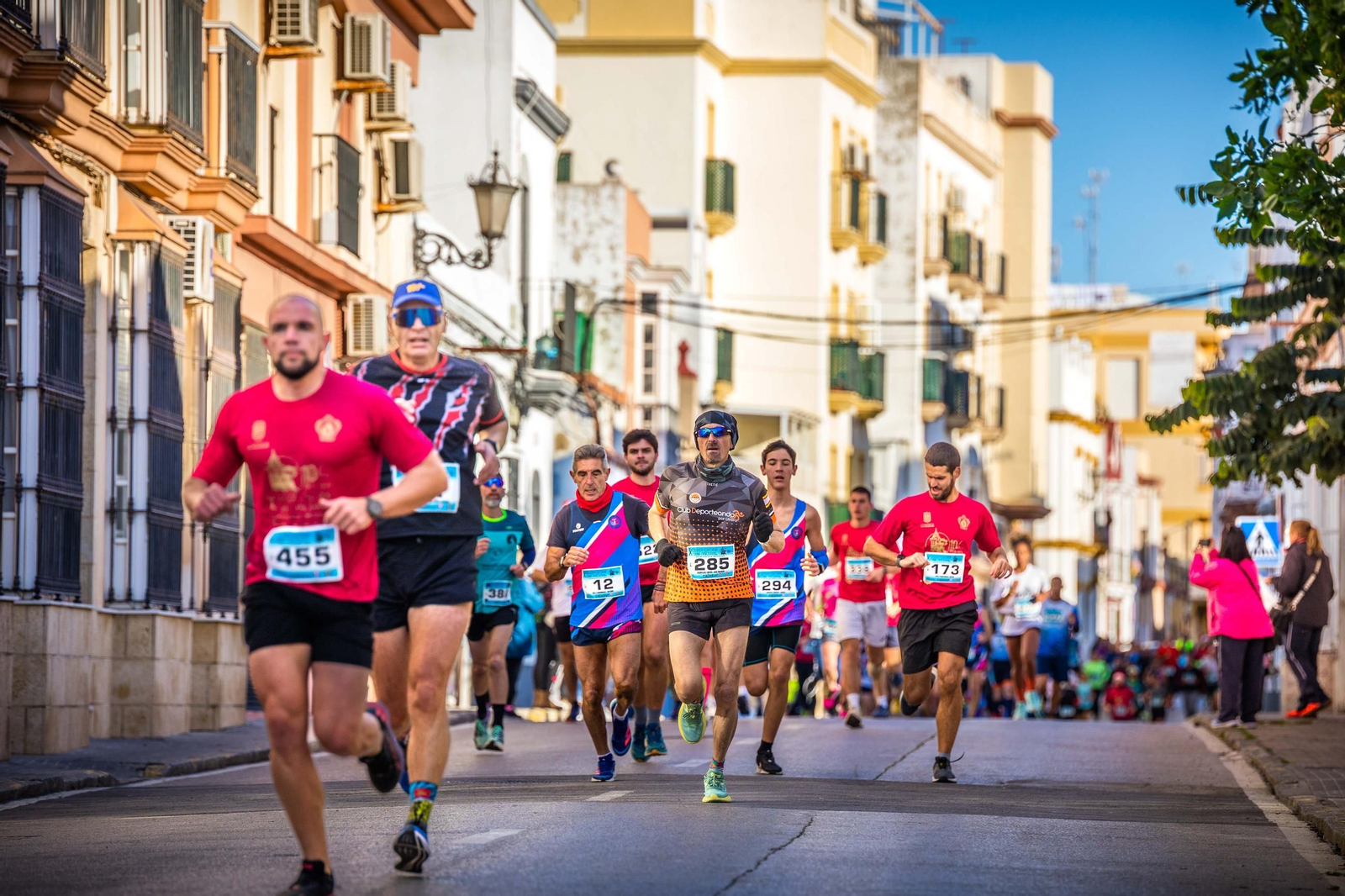 Gran ambiente en la Carrera Solidaria de la Divina Pastora en San Fernando