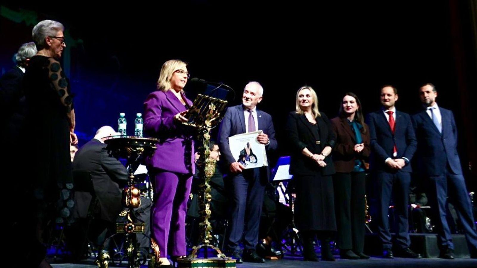 Entrega de las Tapas del Pregón a María del Carmen Sánchez, pregonera de la Semana Santa de Granada 2025