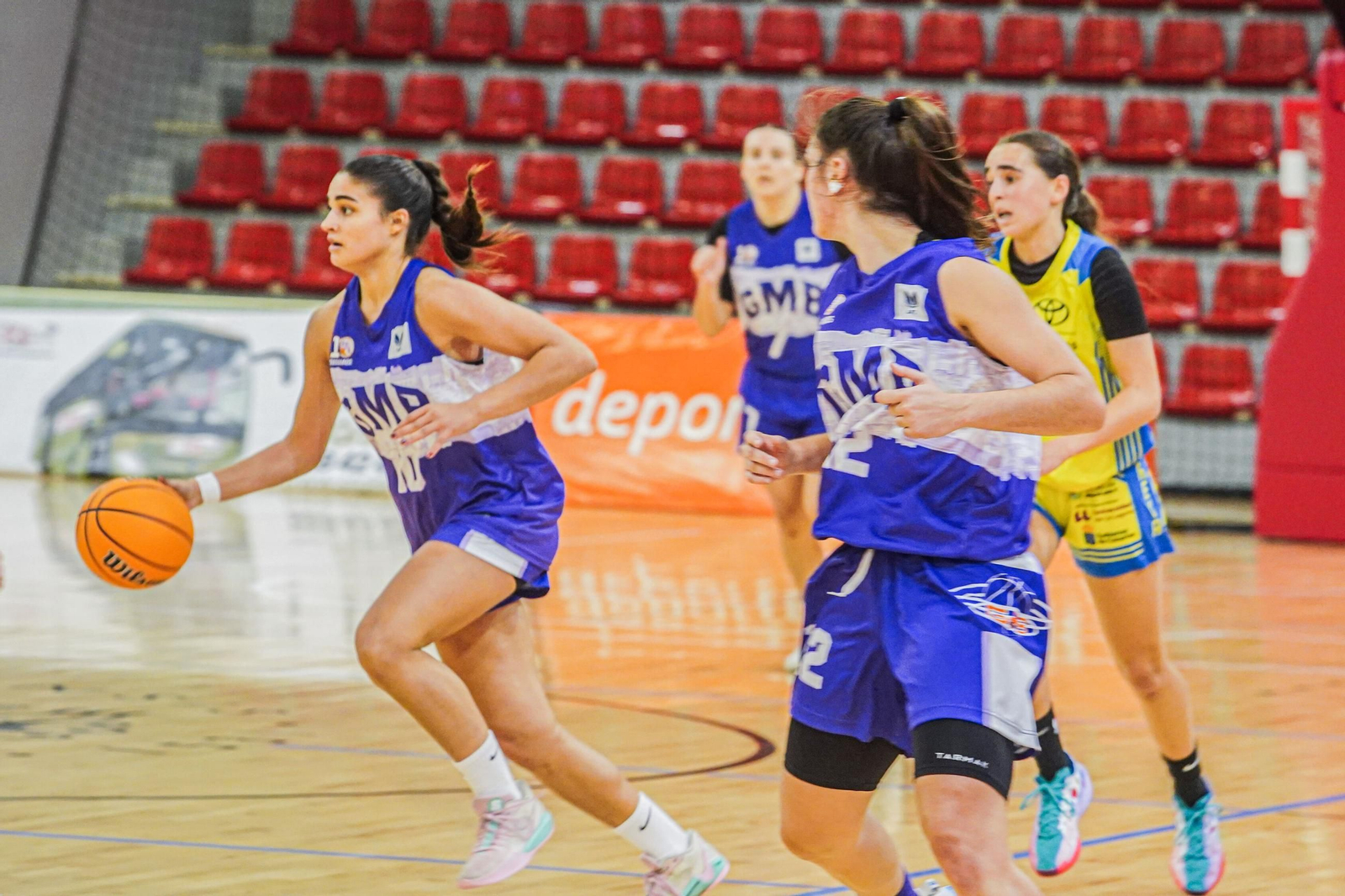 Un ataque del equipo granadino durante el partido