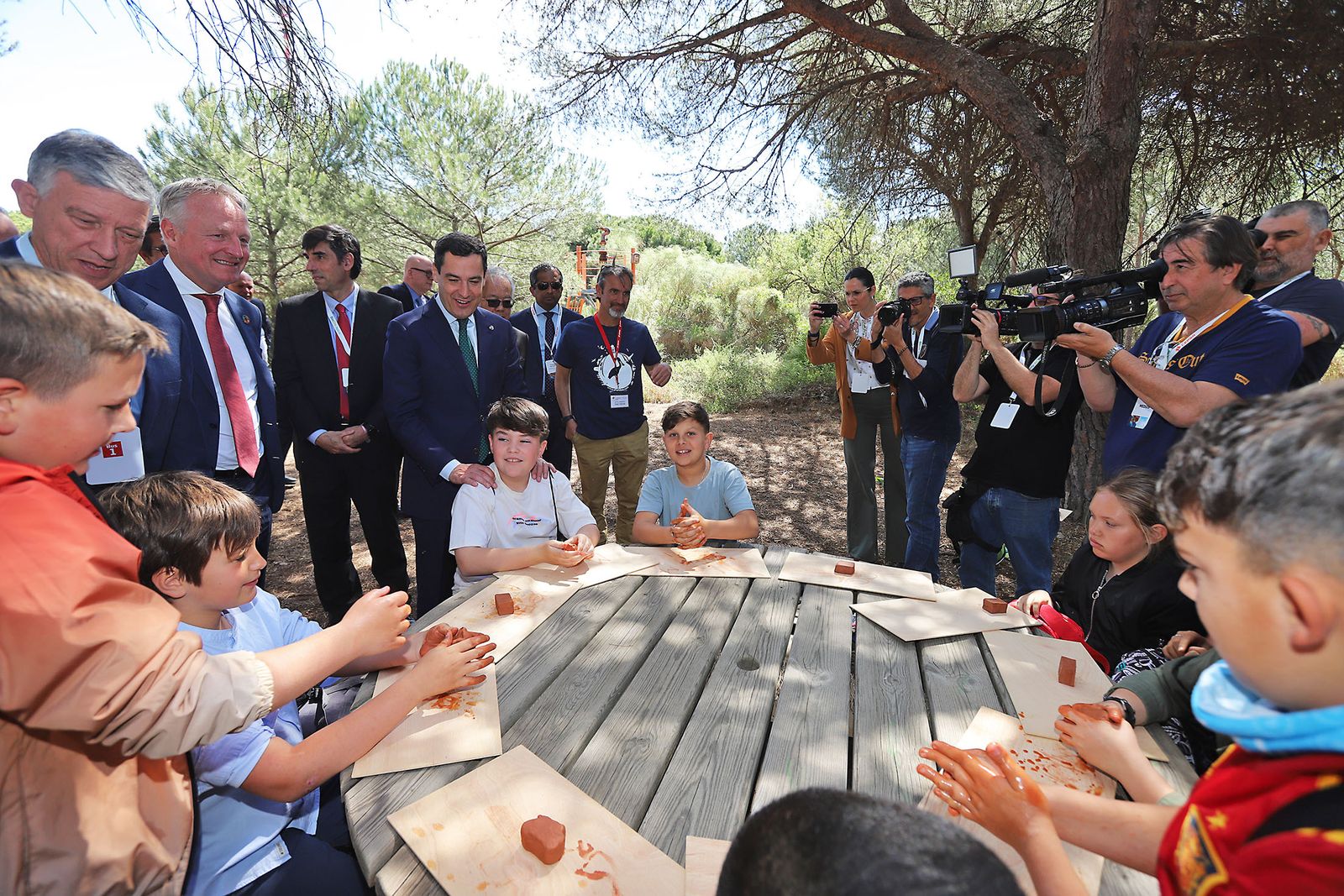 El presidente de la Junta de Andalucía Juanma Moreno visita la Laguna Primera de Palos (Huelva)