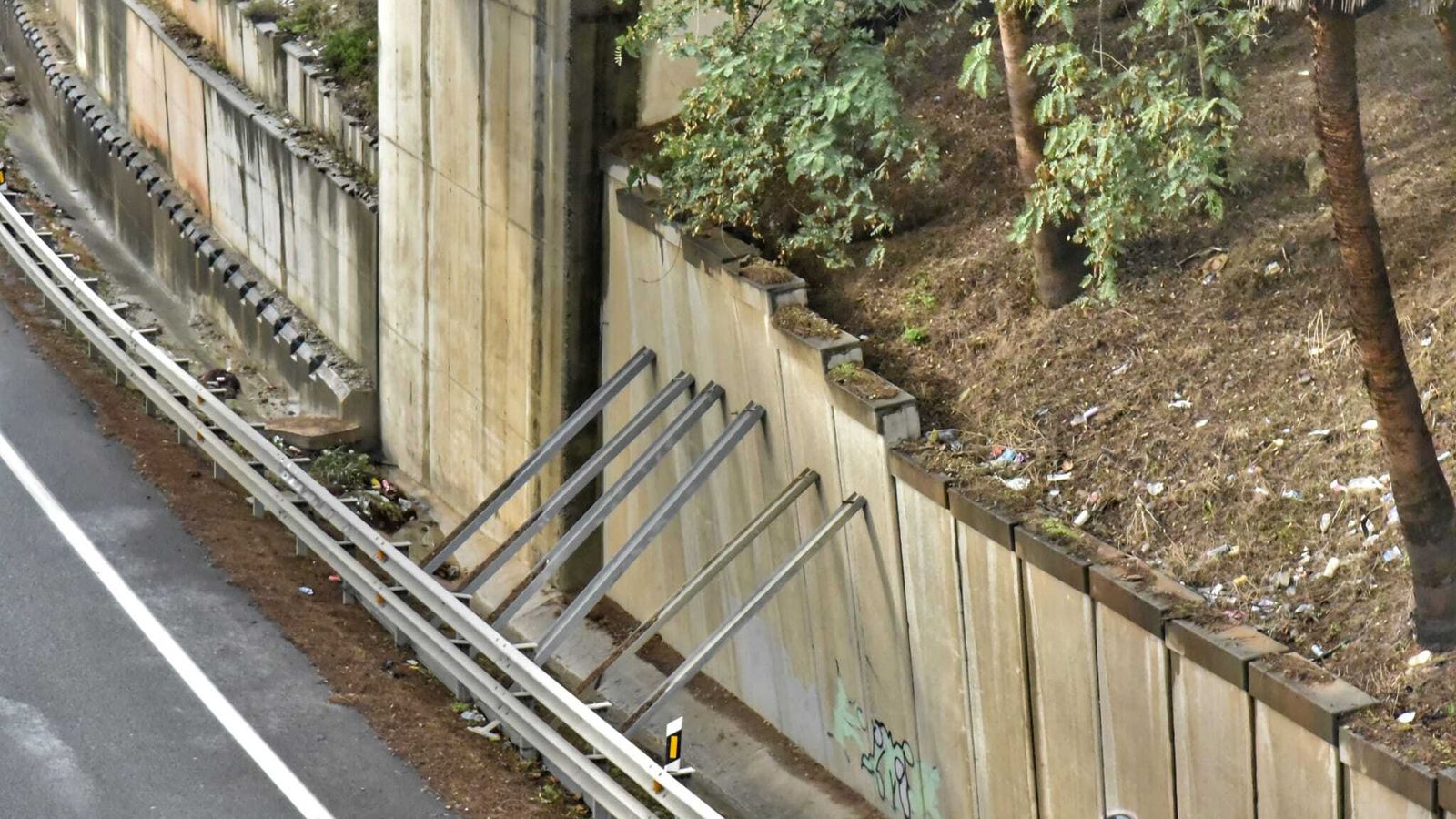 Las vigas evitan que el talud caiga sobre la carretera.