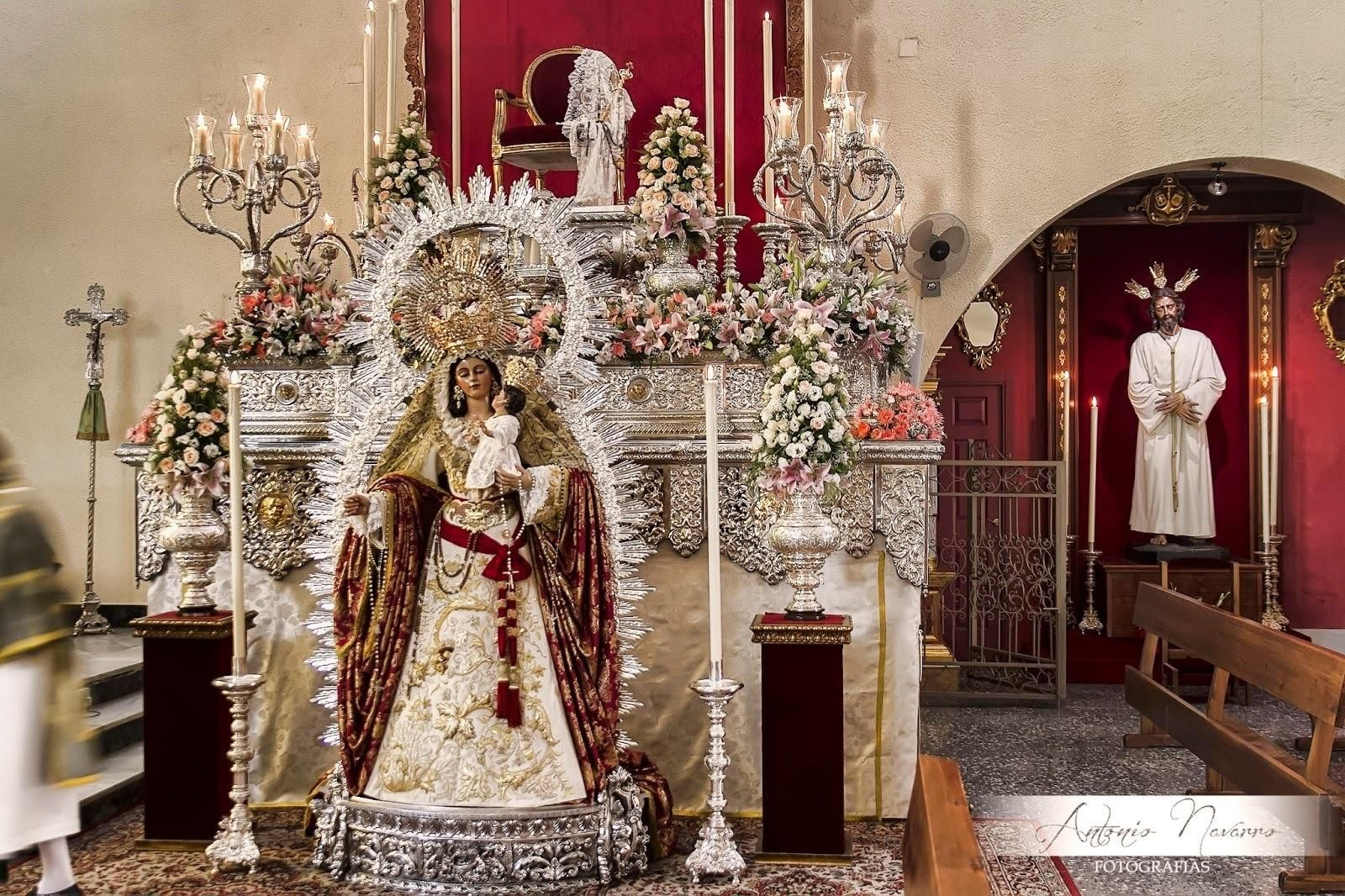 La Virgen del Santo Rosario durante su primer Besamanos del pasado año.