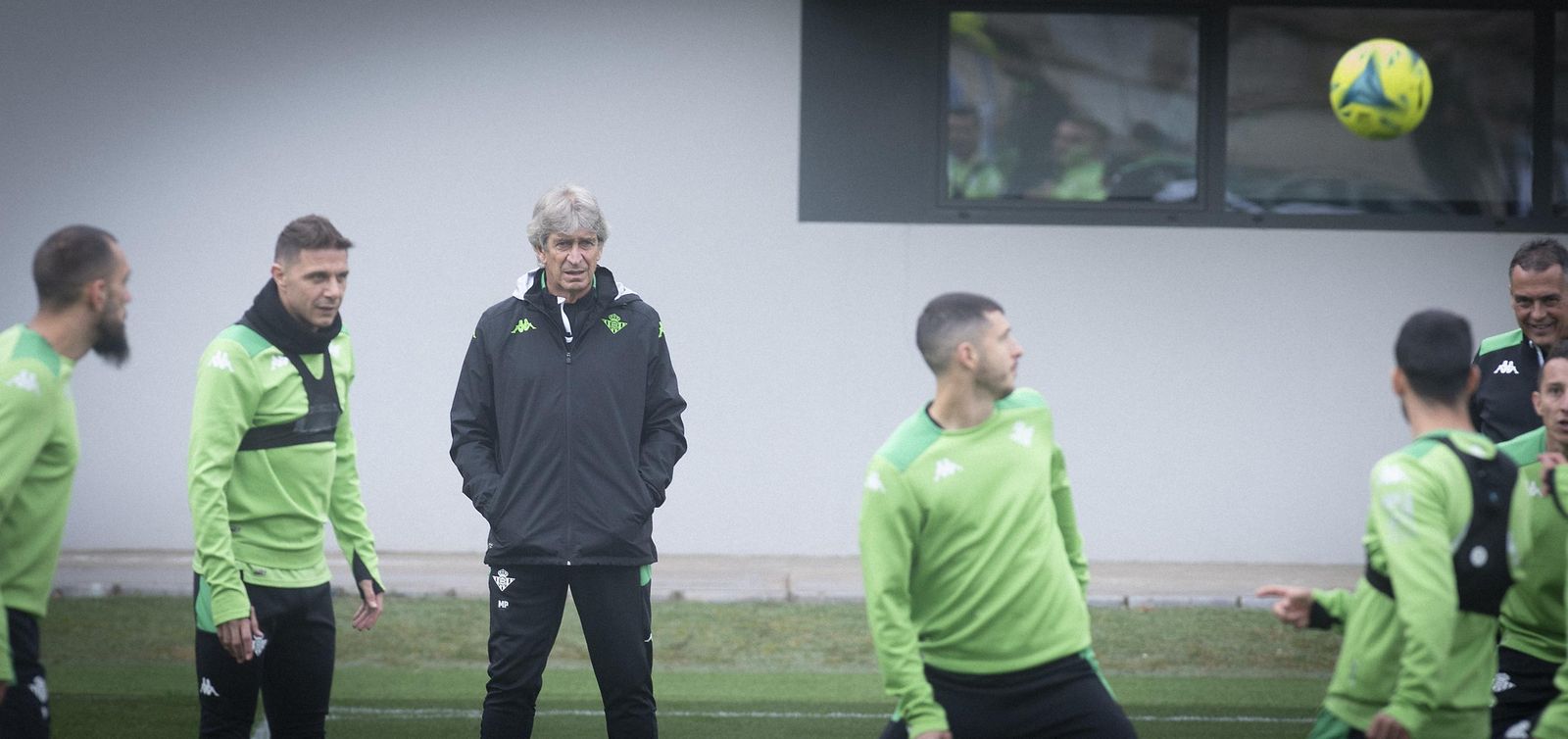 Manuel Pellegrini observa el trabajo de sus jugadores.