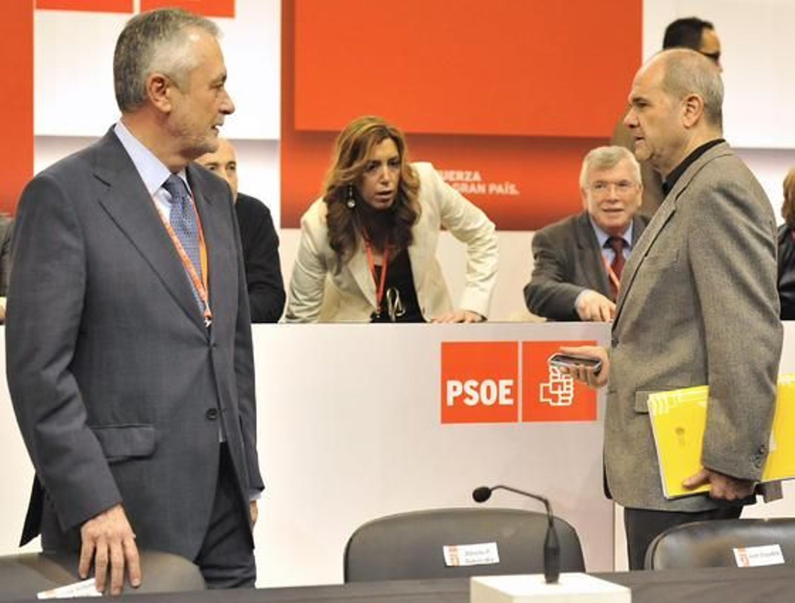 José Antonio Griñán y Manuel Chaves, ex presidente y actual responsable de la Junta de Andalucía. / Juan Carlos Vázquez