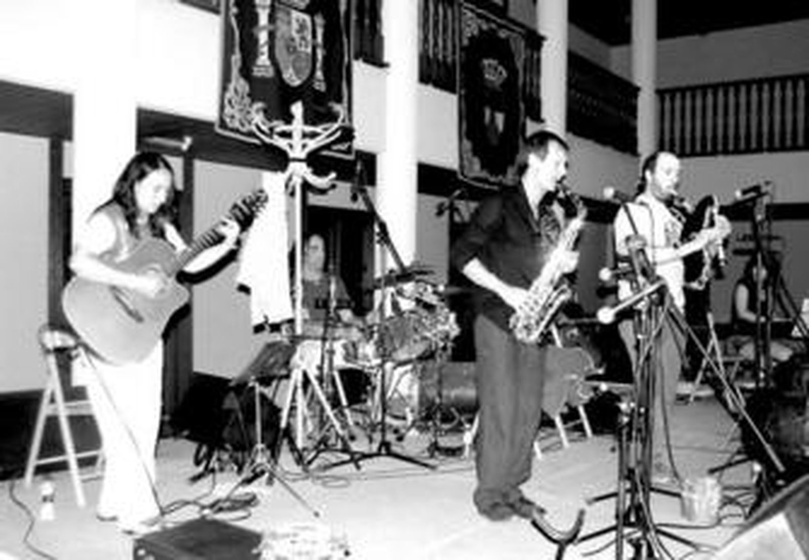 El grupo Alann Bique durante su actuación del jueves en el Castillo de Roquetas.