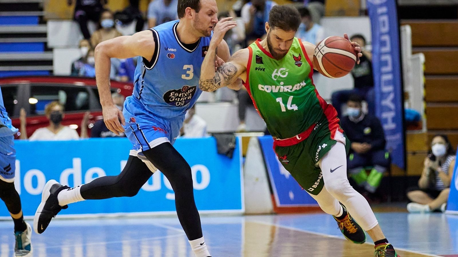 Christian Díaz defiende la posesión.