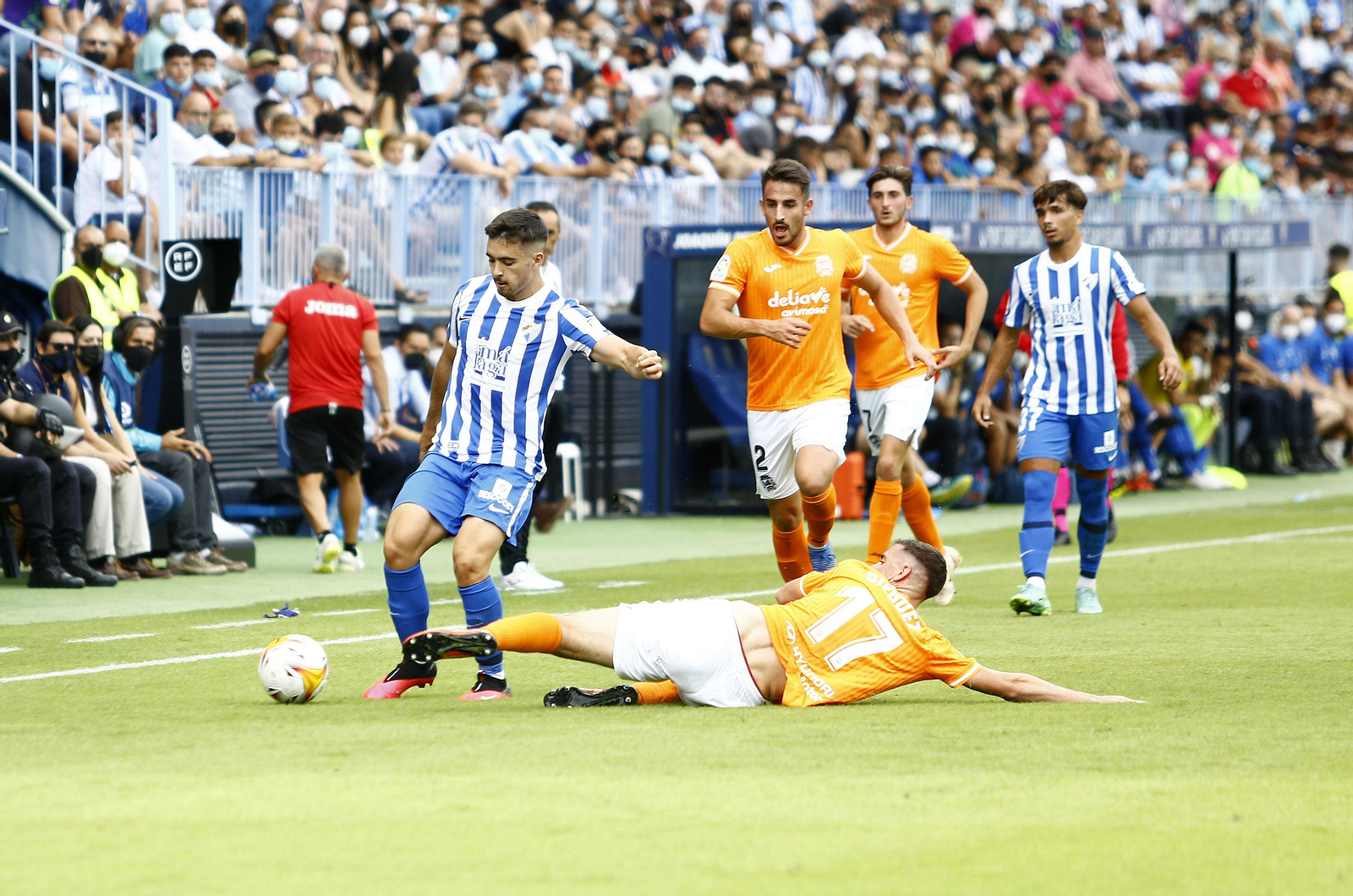 Ramón Enríquez intenta progresar.