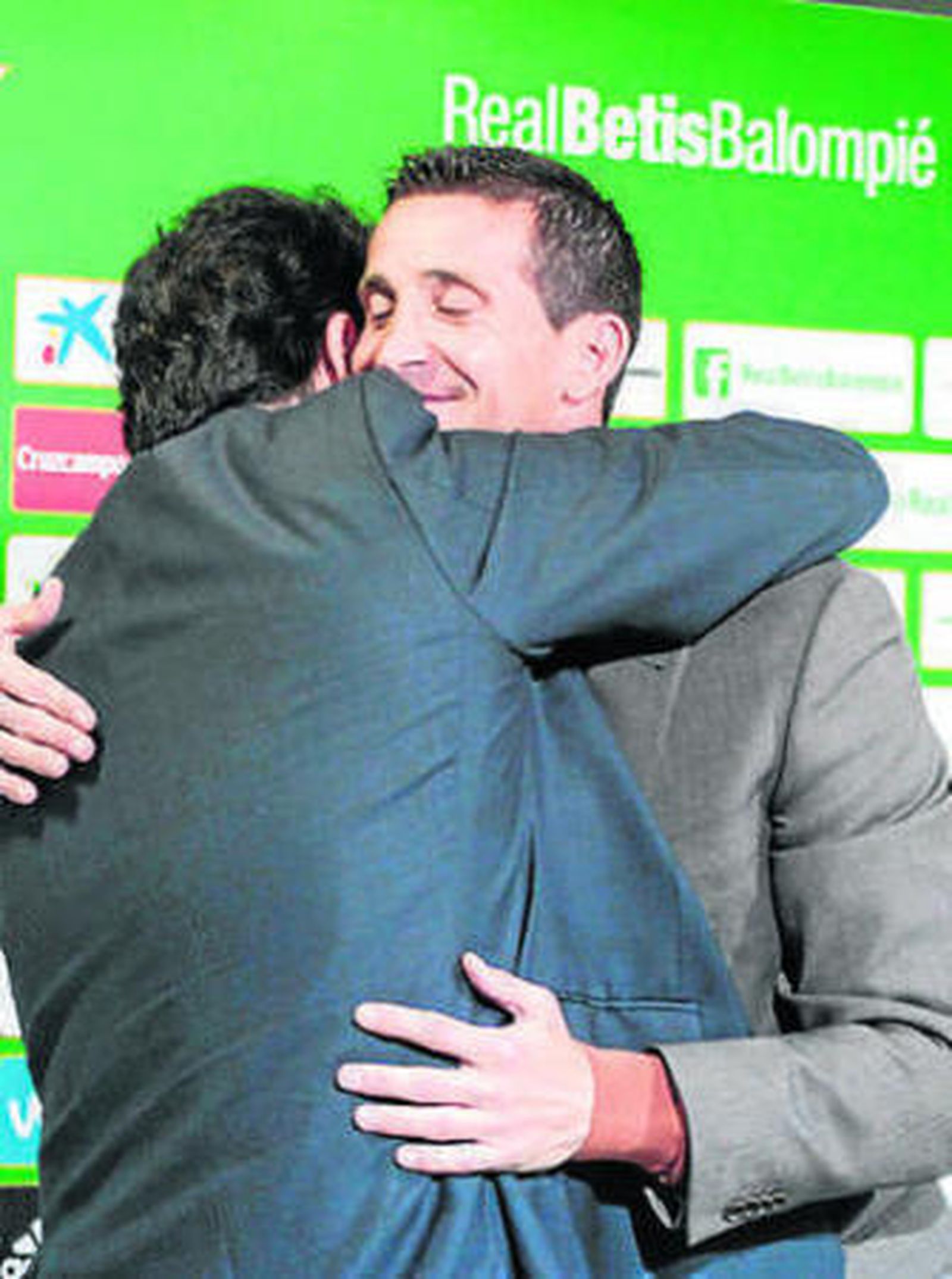 Merino se abraza con López Catalán.