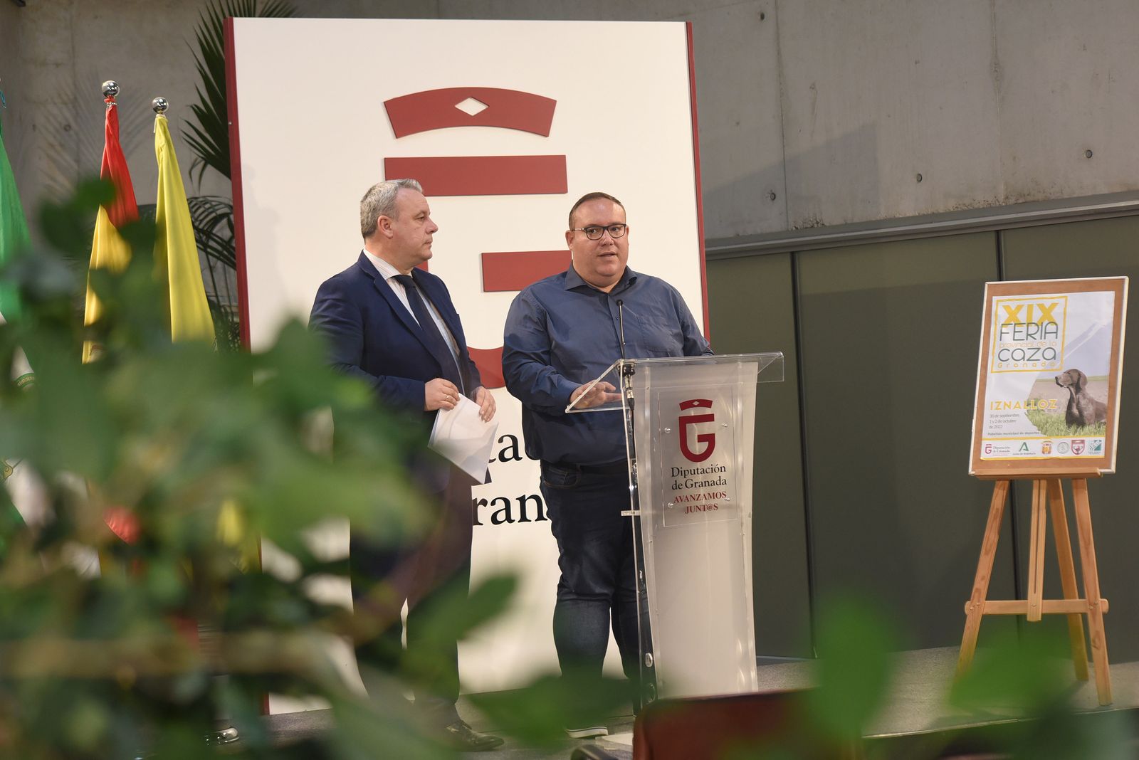 El alcalde de Iznalloz y el diputado durante la presentación de la feria.