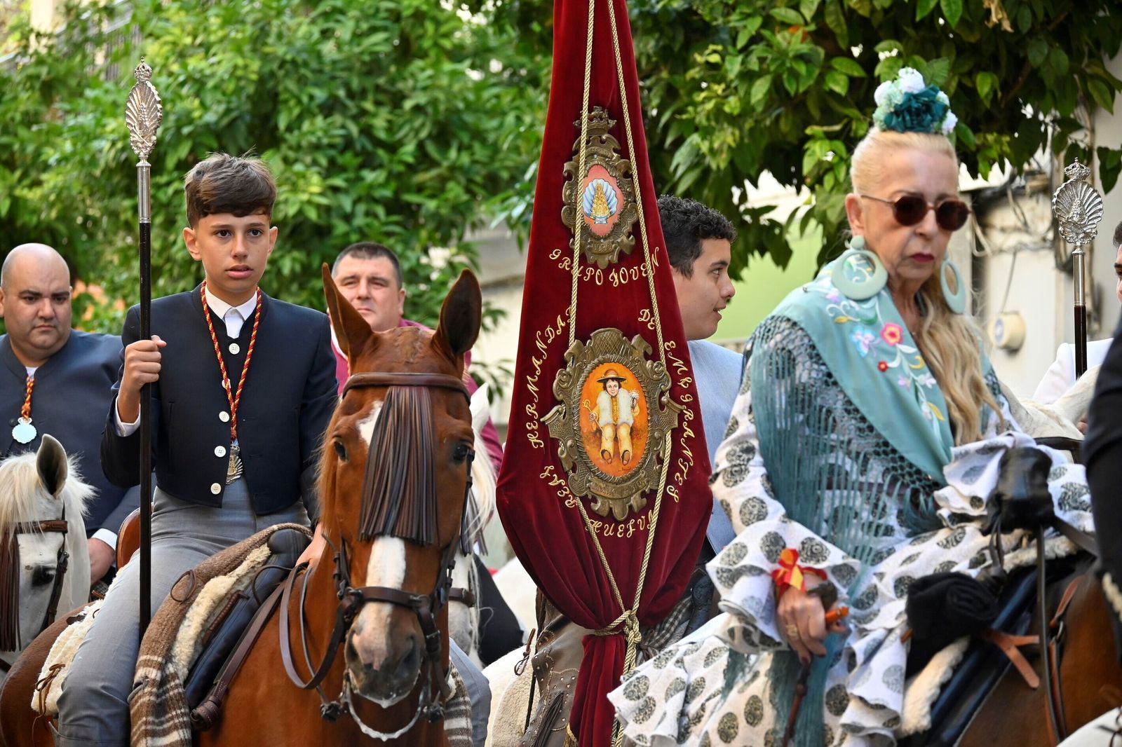 Imágenes de los peregrinos de la Hermandad de Emigrantes en su salida por las calles de Huelva