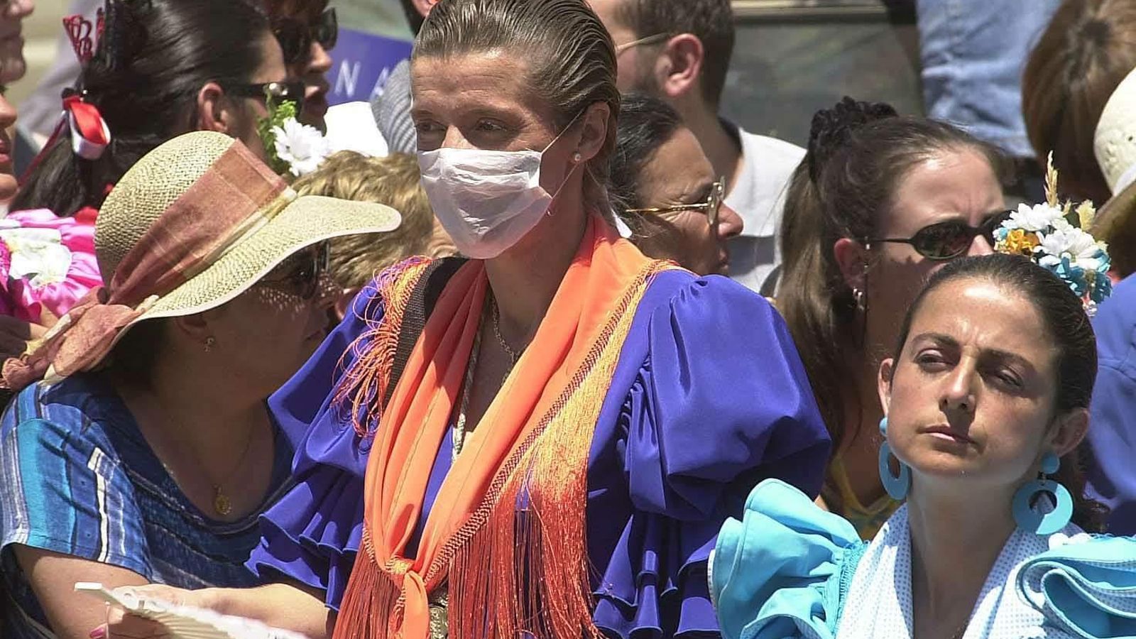 Una mujer con mascarilla en El Rocío.