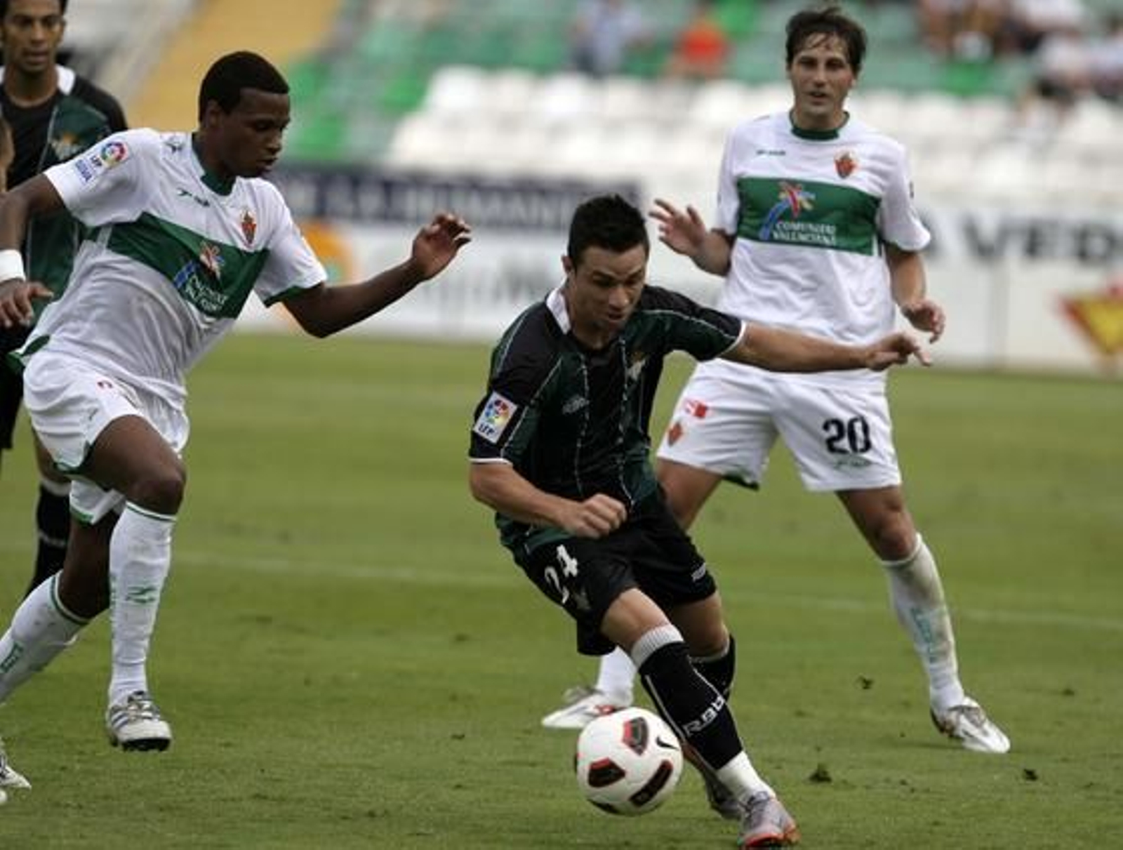 El Betis acumula tres partidos seguidos venciendo tras traerse los tres puntos de Elche. / LOF