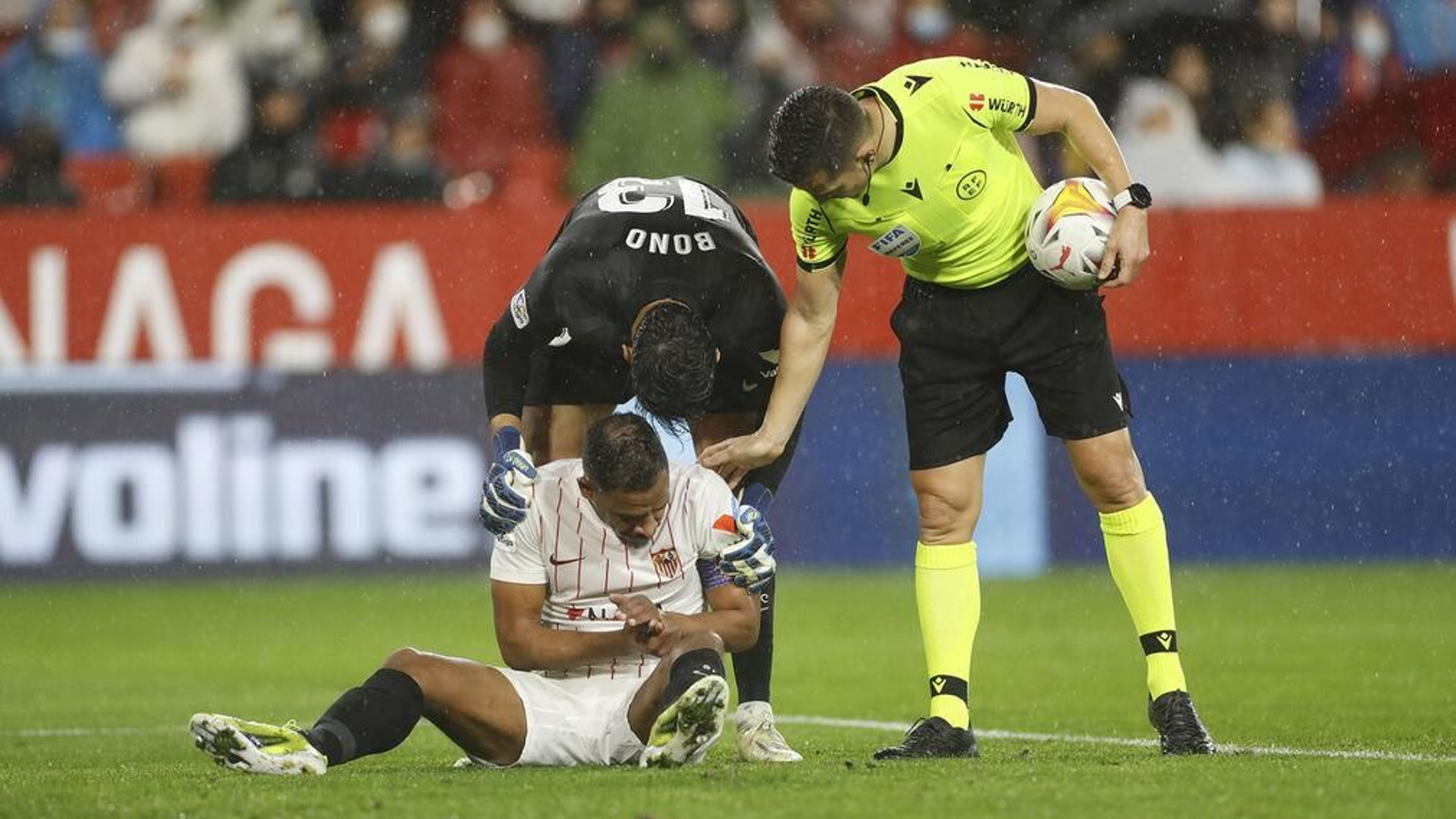 Fernando se duele de una mano ante Bono y el árbitro Del Cerro Grande.