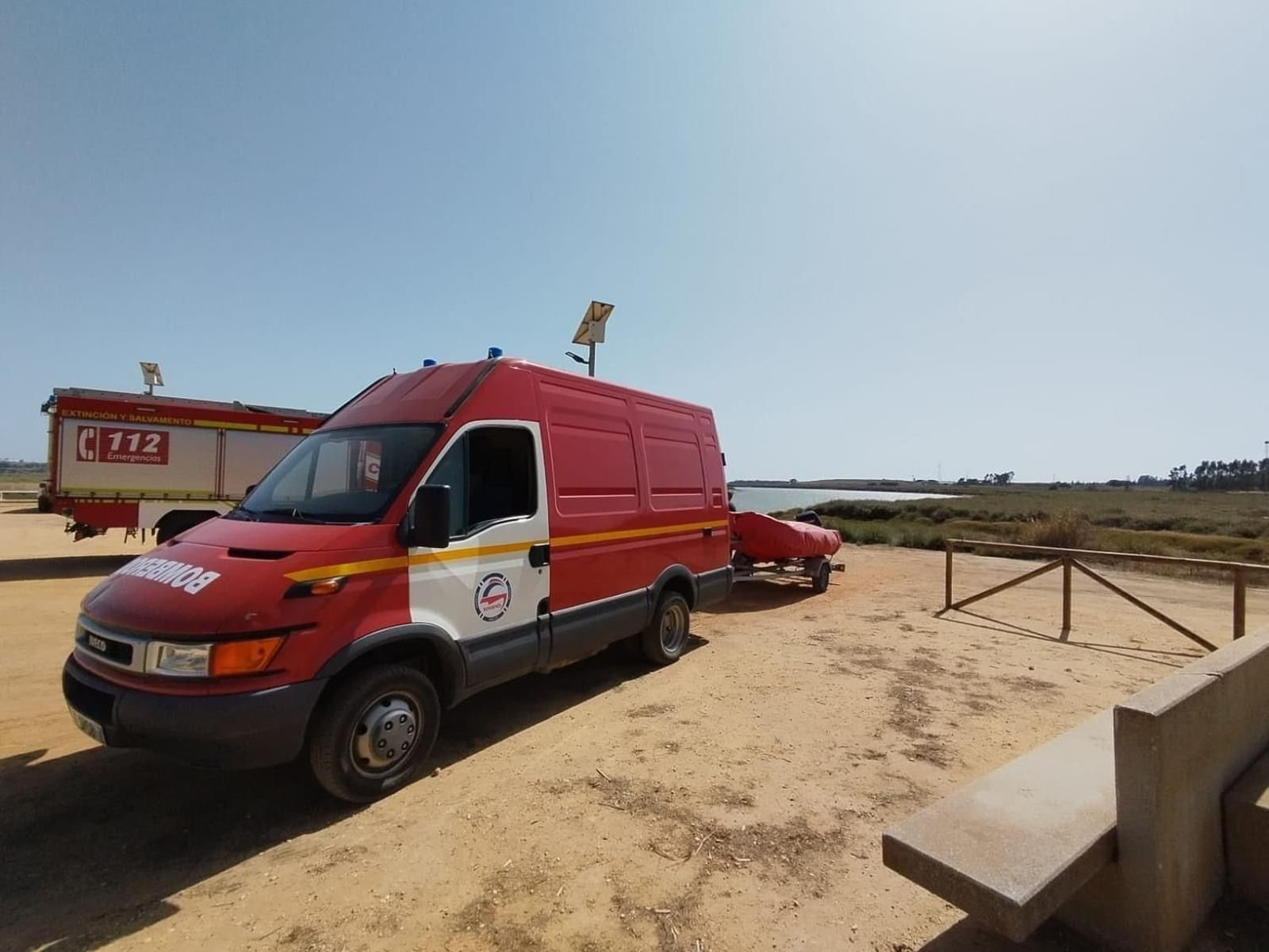 Labores de rescate del joven ahogado en el río Tinto, este martes.