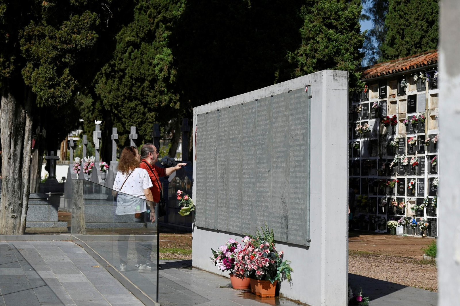 Las imágenes del día de Todos los Santos en los cementerios de Córdoba
