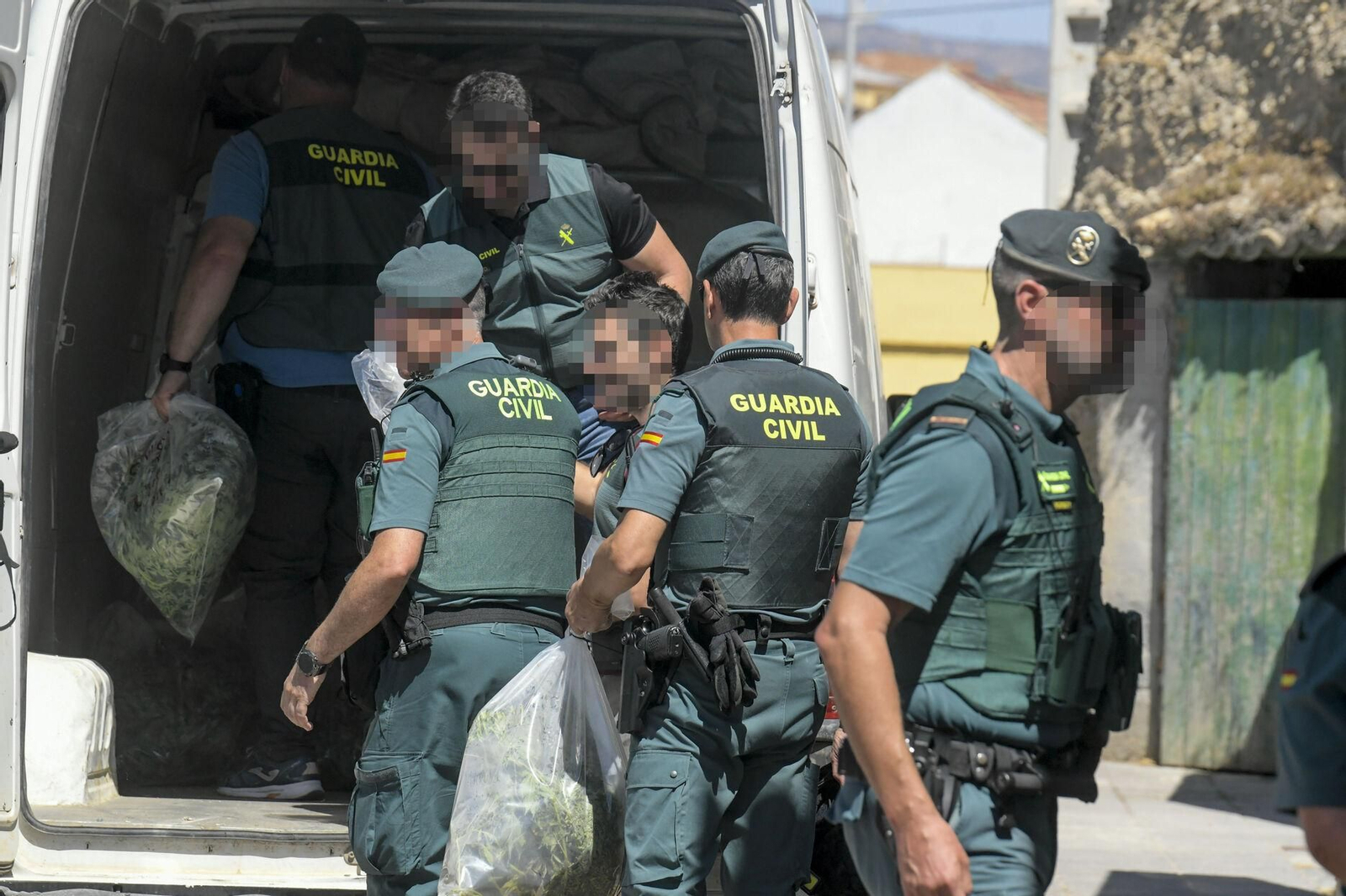 Varios agentes de la Guardia Civil en una operación antidroga en Pinos Puente.
