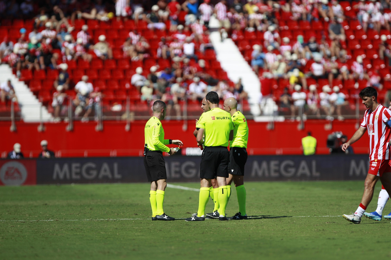 Imágenes del empate a 3 de la U.D. Almería y el Granada C.F.