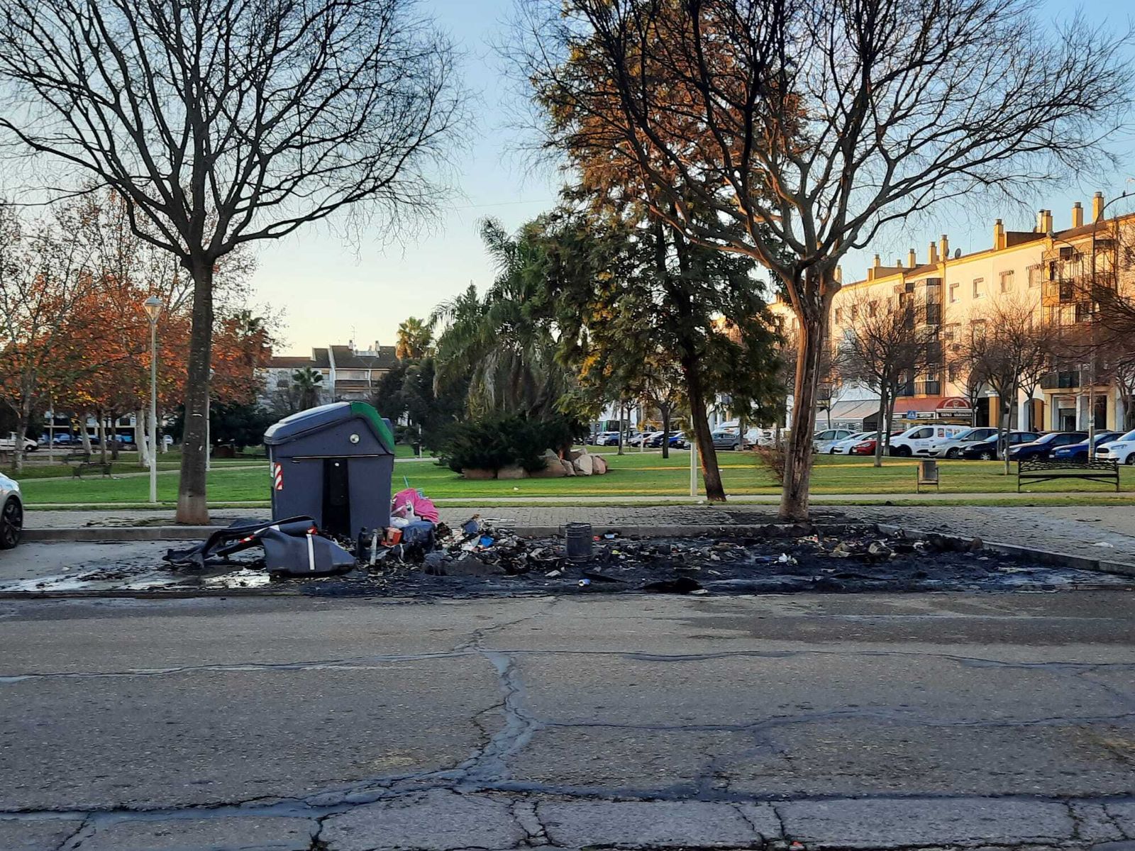 Estado en que han quedado los contenedores en Miralbaida.