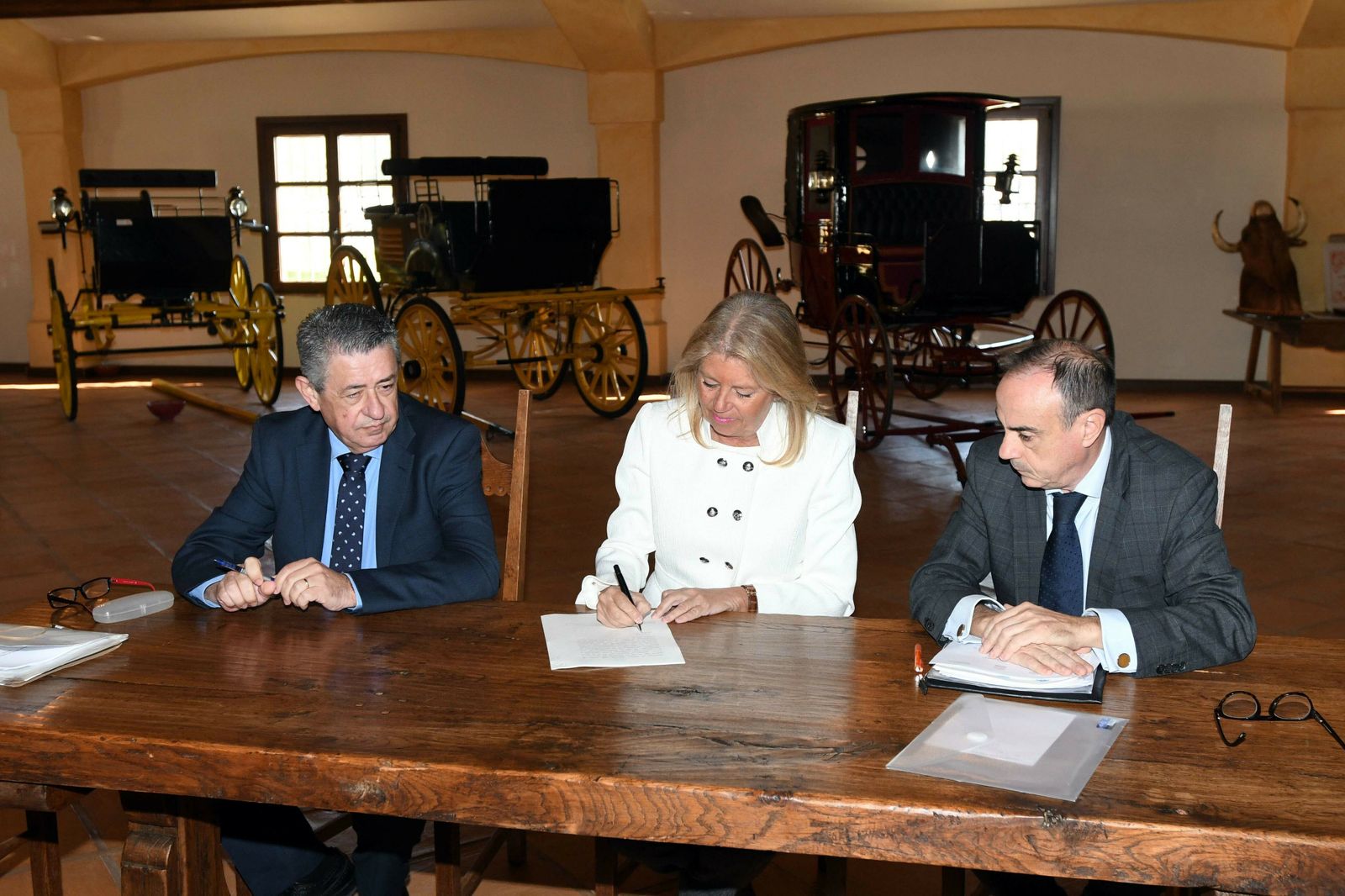 La alcaldesa de Marbella firma la recepción de dos fincas de Roca.