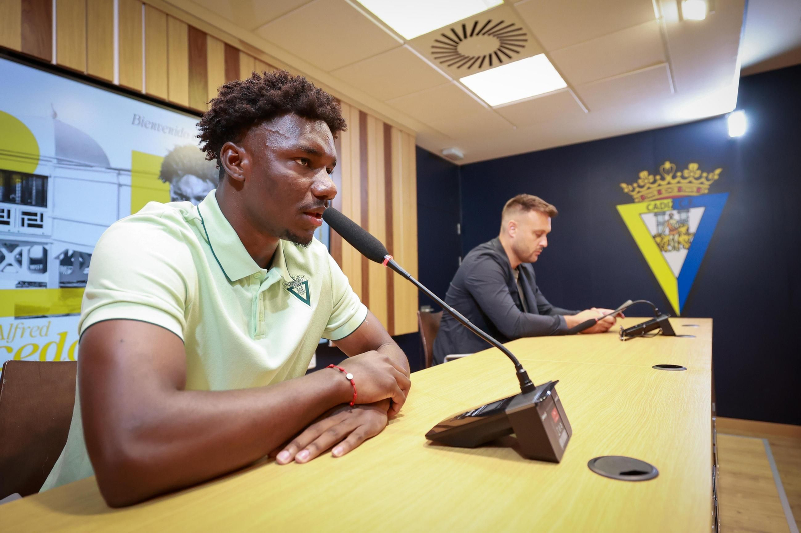 Alfred Caicedo atiende a la prensa durante su puesta de largo.