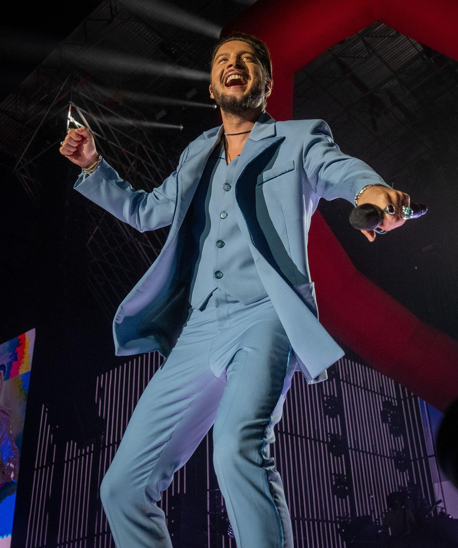 Estos son todos los looks de Manuel Carrasco en su 'Tour Corazón y Flecha' Primer día de concierto en Huelva