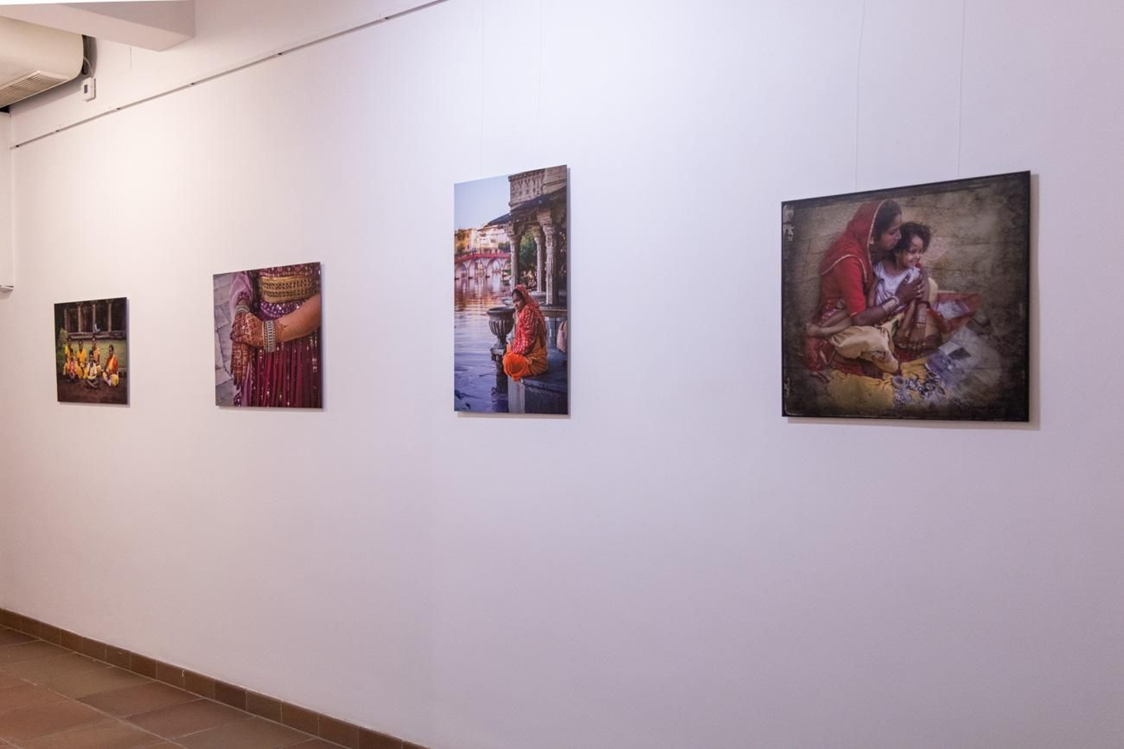 ‘Saris de seda, realidades desveladas’: una mirada fotográfica a la fuerza y dignidad de las mujeres de la India en los Baños Árabes de Jaén