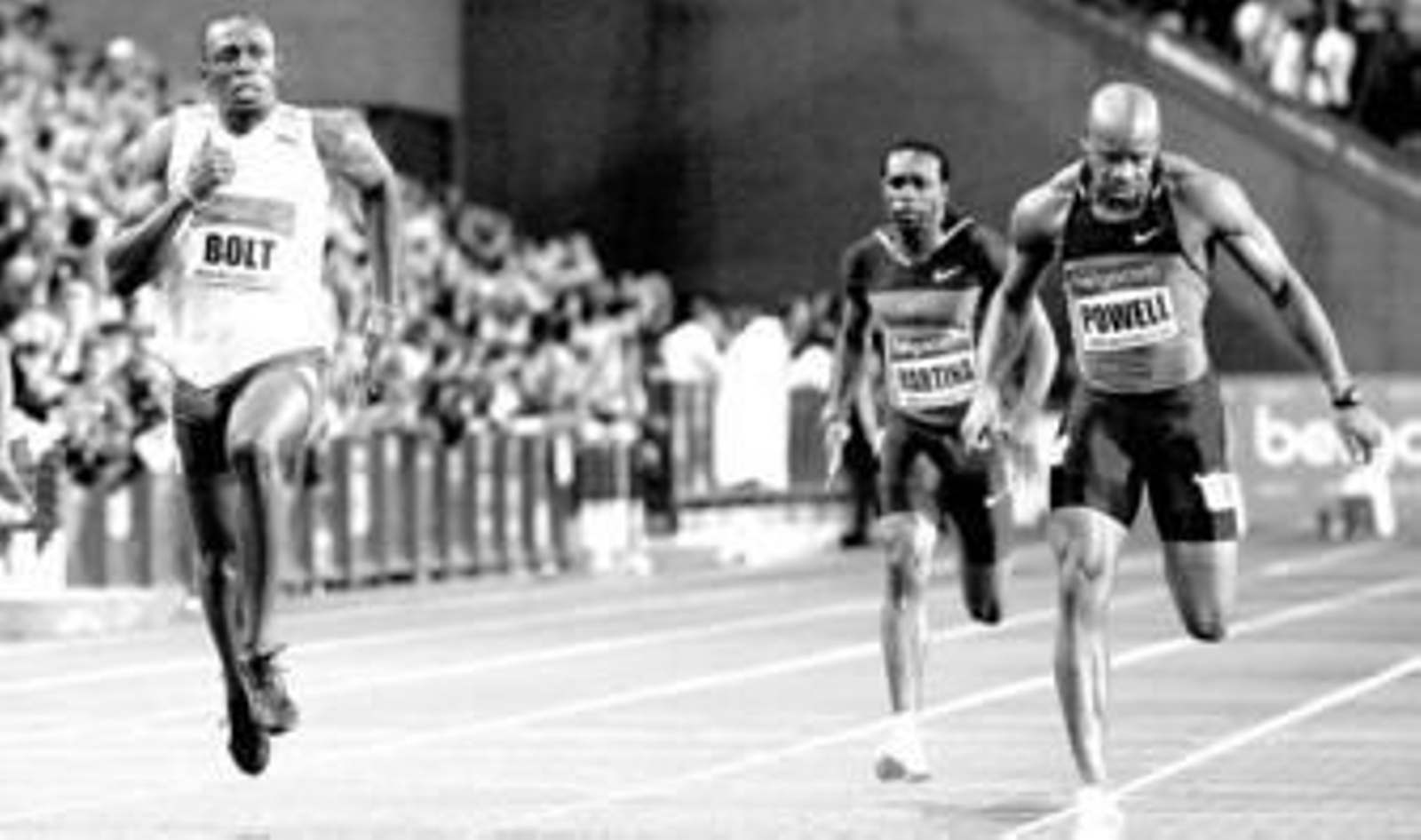 Usain Bolt supera a su compatriota Asafa Powell en los últimos metros de los 100 metros.