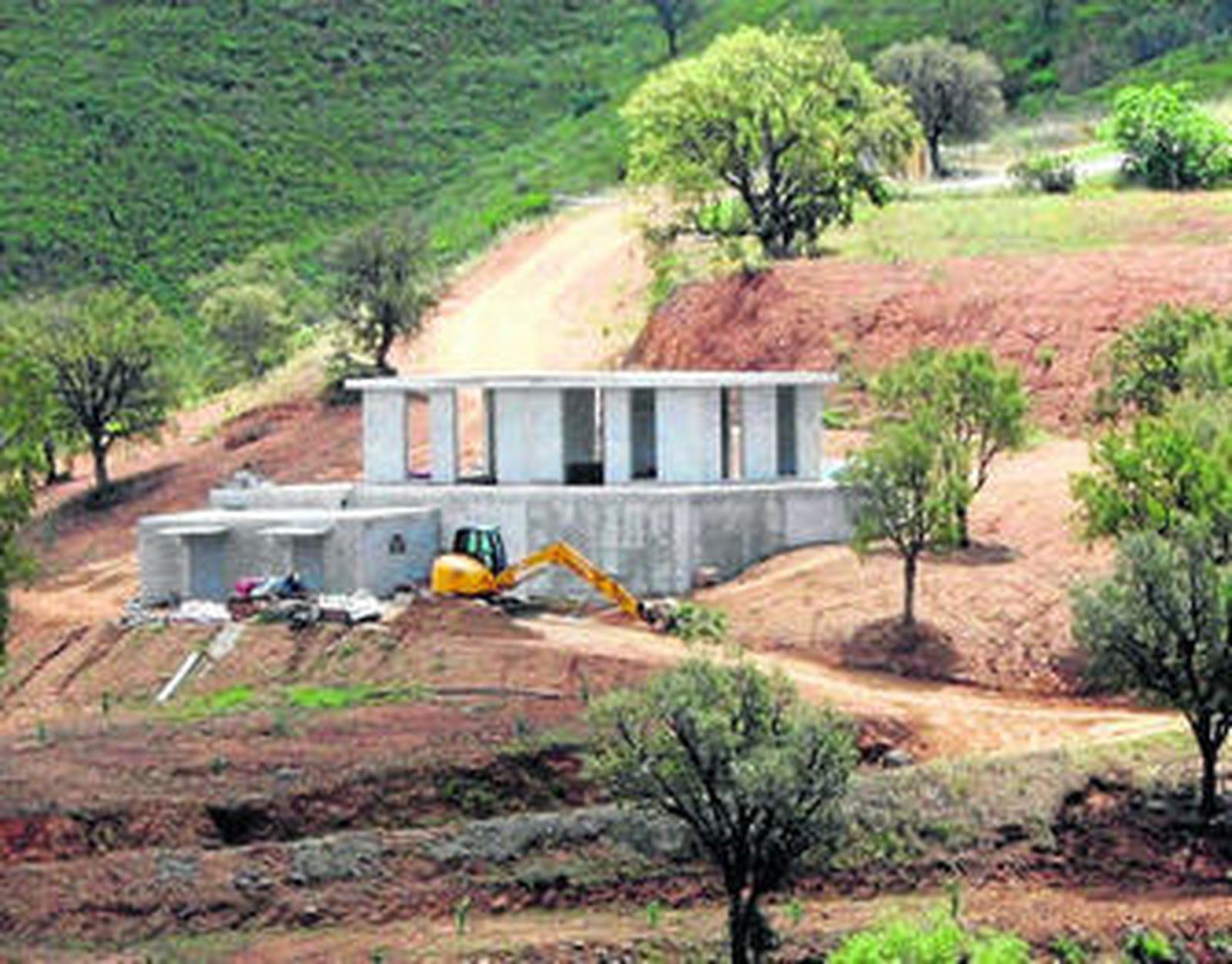 Supuesta casa de aperos constuida.