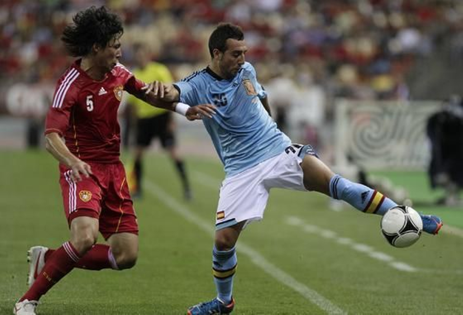 España vence a China gracias a la chispa y la magia de Silva e Iniesta en el último amistoso antes de la Eurocopa.

Foto: Antonio Pizarro