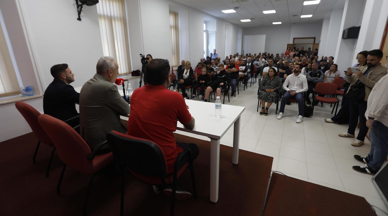 Asamblea de los trabajadores de la empresa Navec con Juan Carlos Ruiz Boix