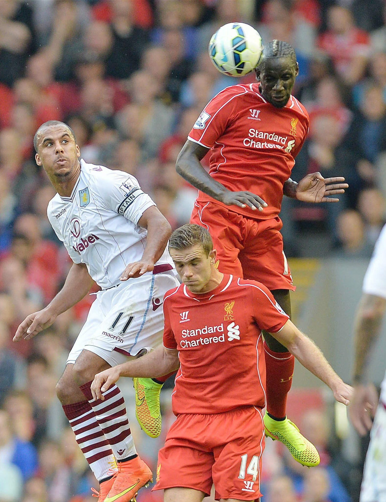 Mamadou Sakho se impone por alto en un Liverpool-Aston Villa.