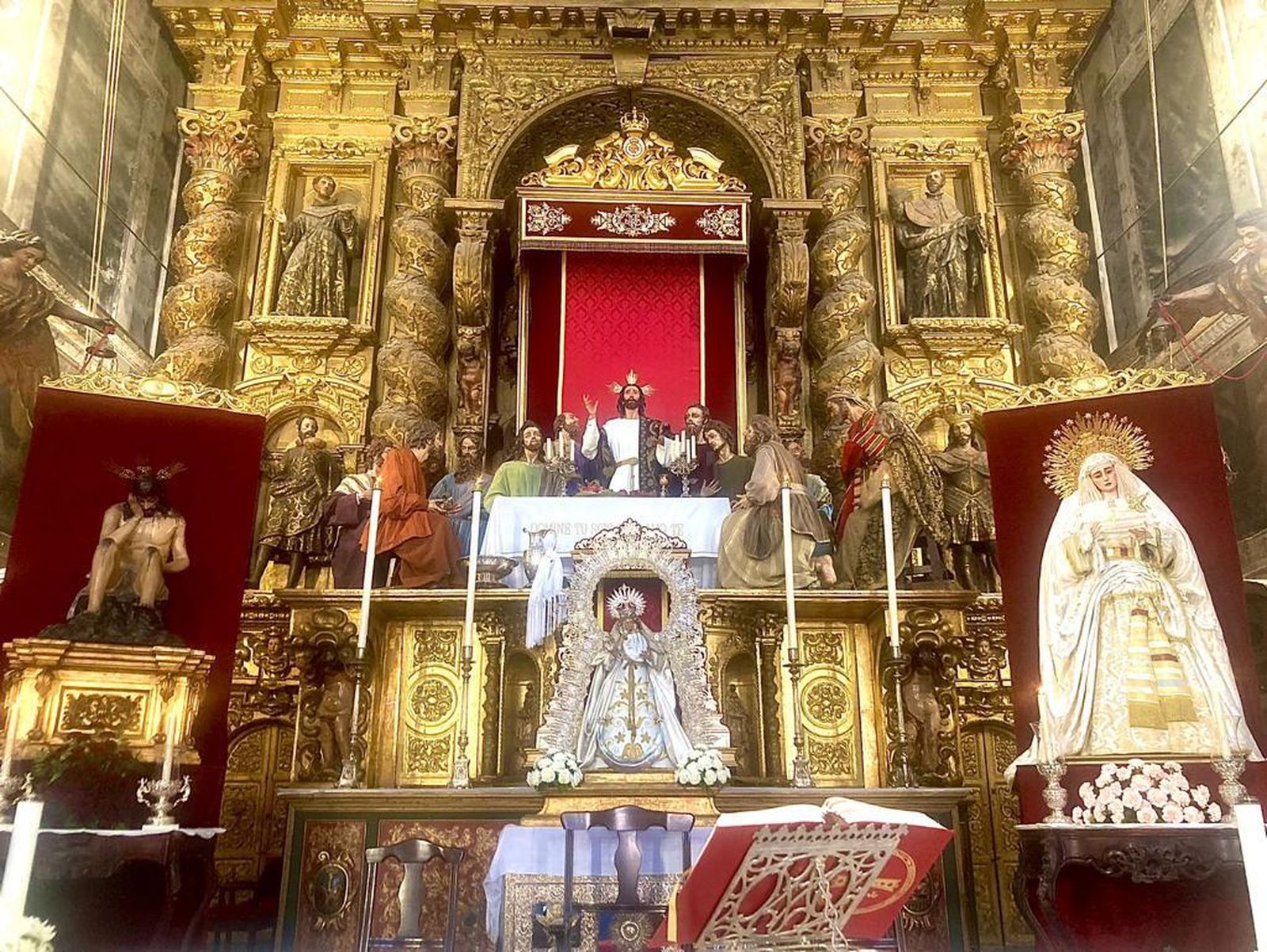 La corporación ha celebrado misa ante sus titulares en el altar mayor