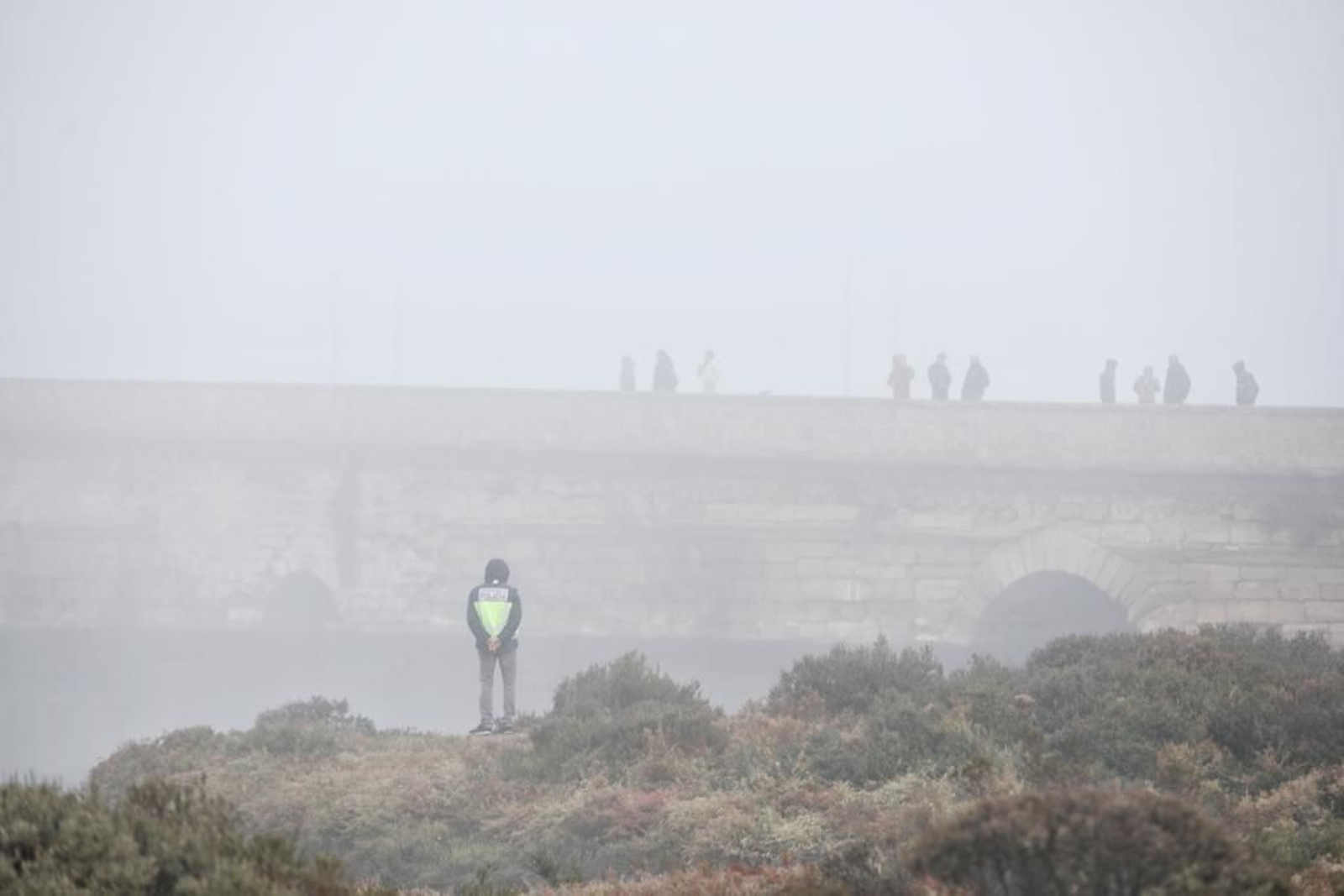Búsqueda de Jesús Monge en las inmediaciones  de un Puente Zuazo envuelto en la niebla.