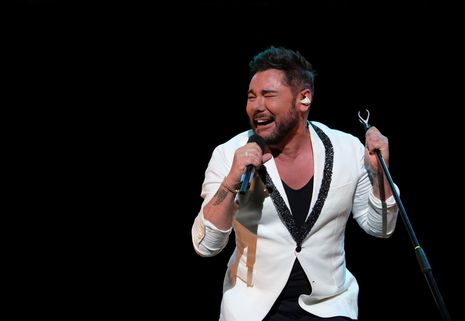 El concierto de Miguel Poveda en la plaza de toros de Córdoba, en fotografías
